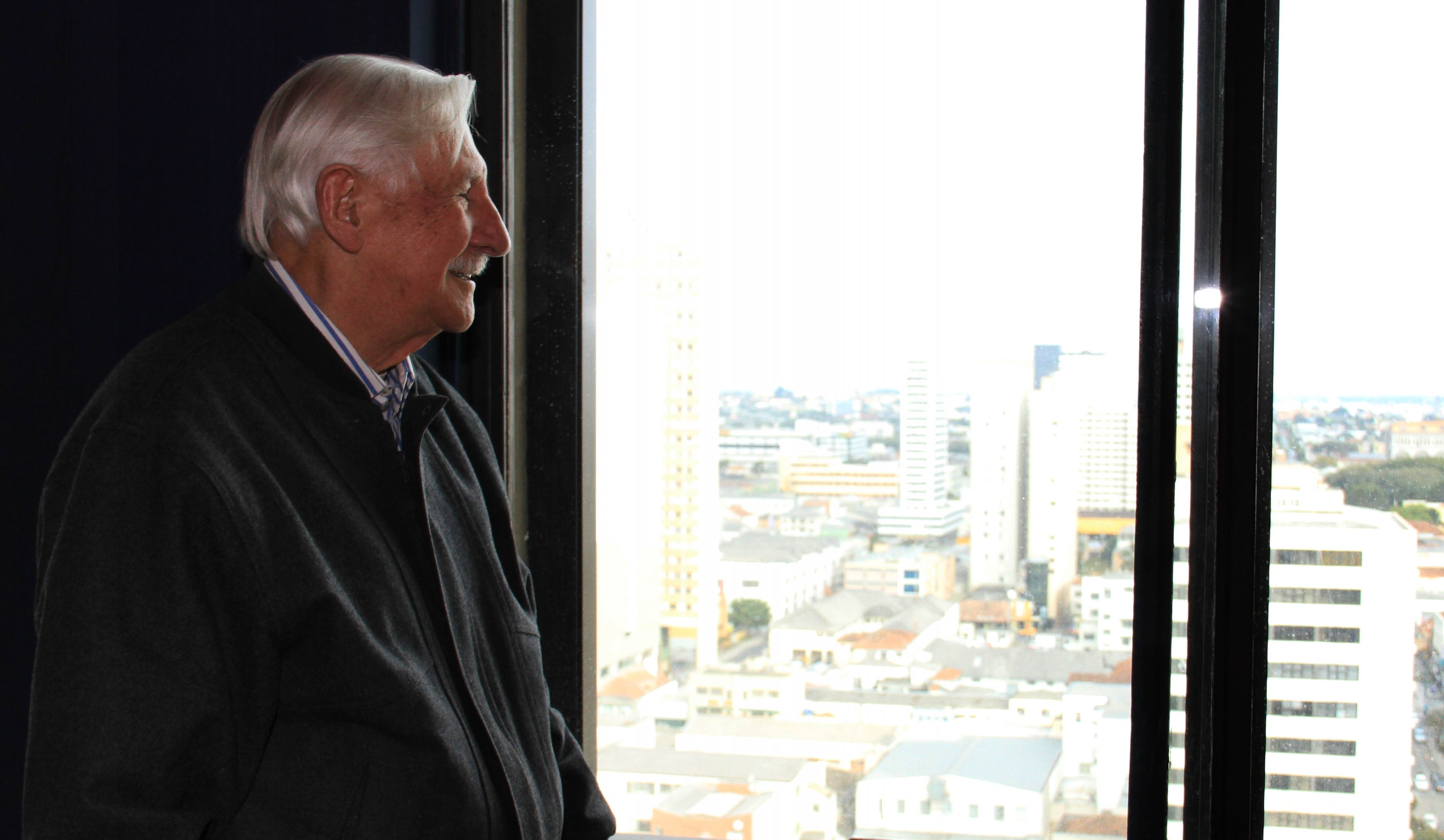 
“Depois de vagar pelo mundo por 12 anos, como consultor do Banco Mundial, aprendi o quanto era difícil fazer projetos no nosso Paraná