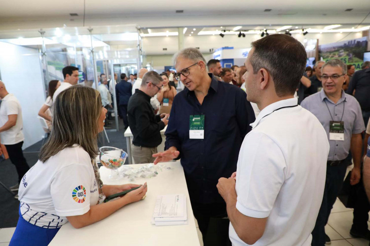 Paraná Mais Cidades: Feira de Serviços orienta gestores para acesso a programas do Estado