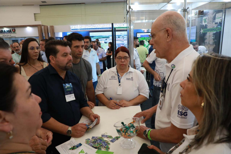 Paraná Mais Cidades: Feira de Serviços orienta gestores para acesso a programas do Estado