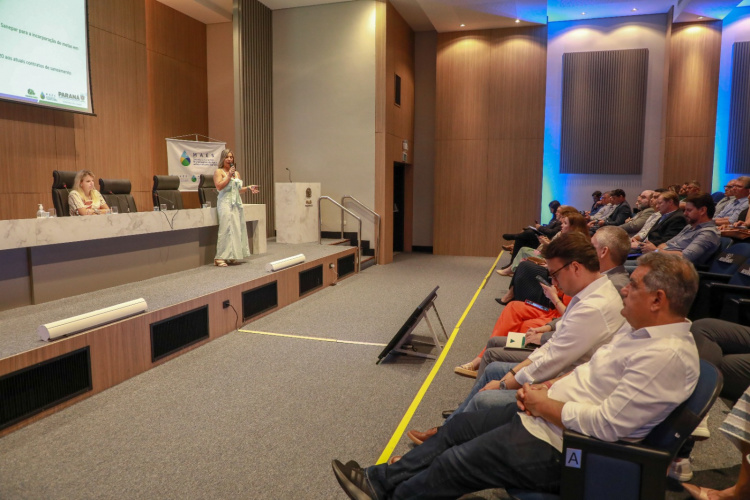 Mais de 300 prefeitos participam de encontro sobre novo modelo de gestão de água e saneamento