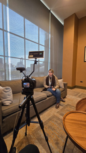 Camila Mileke Scucato é entrevistada em Smart City 2025, em Santiago do Chile