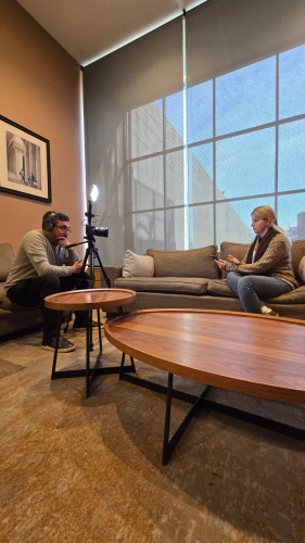 Camila Mileke Scucato é entrevistada em Smart City 2025, em Santiago do Chile