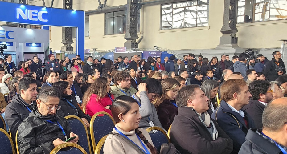 Camila Mileke Scucato é entrevistada em Smart City 2025, em Santiago do Chile