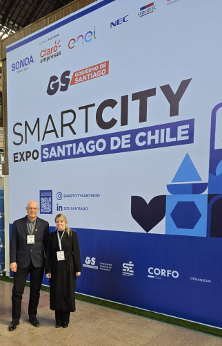 Camila Mileke Scucato é entrevistada em Smart City 2025, em Santiago do Chile