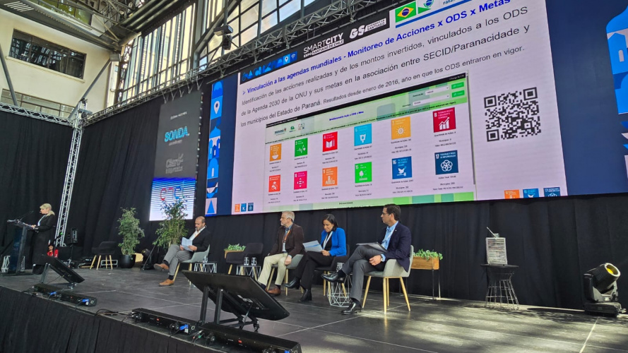 Camila Mileke Scucato é entrevistada em Smart City 2025, em Santiago do Chile