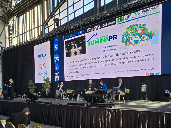 Camila Mileke Scucato é entrevistada em Smart City 2025, em Santiago do Chile