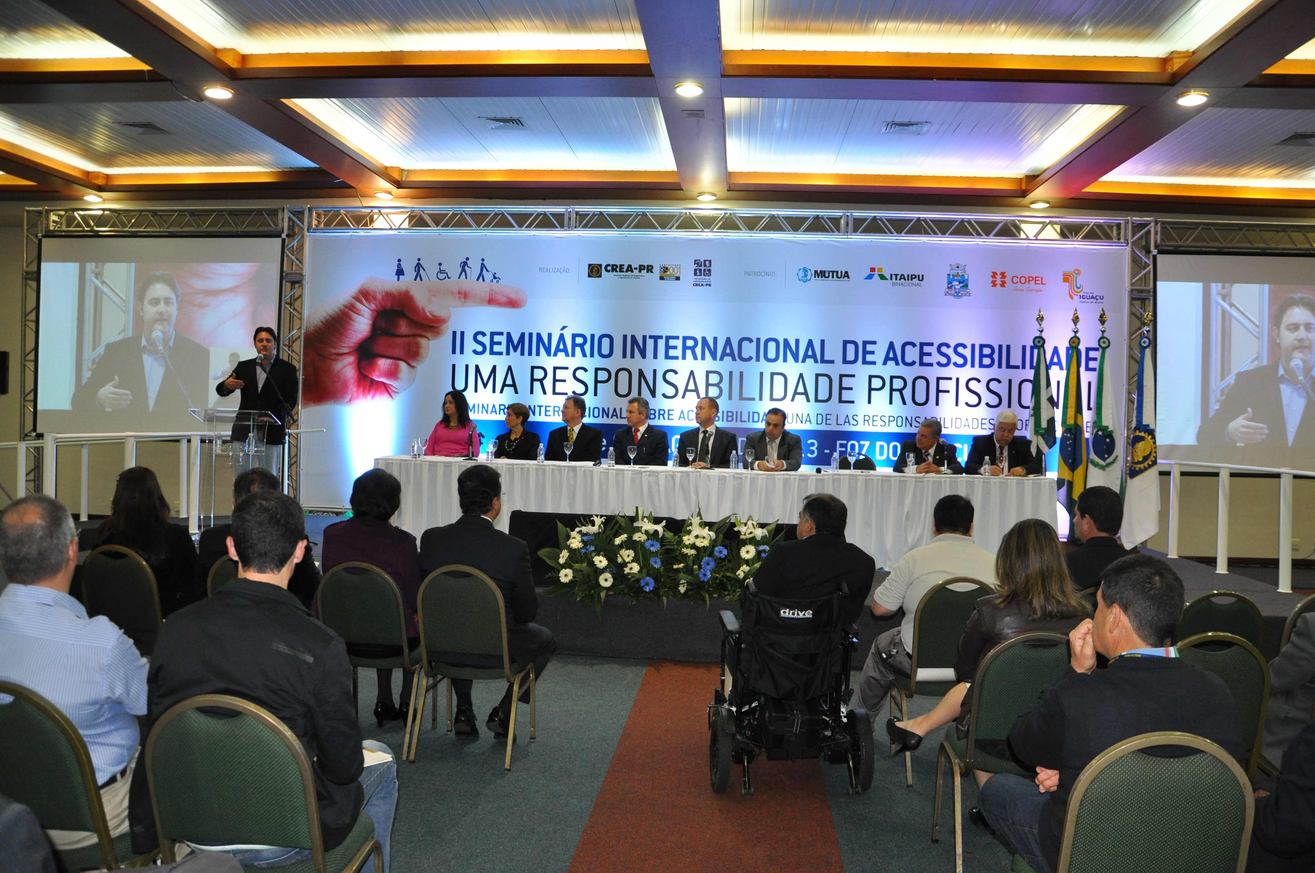 Ratinho Junior destaca a importância do Programa Calçadas do Paraná no II Seminário Internacional da Acessibilidade, em Foz.