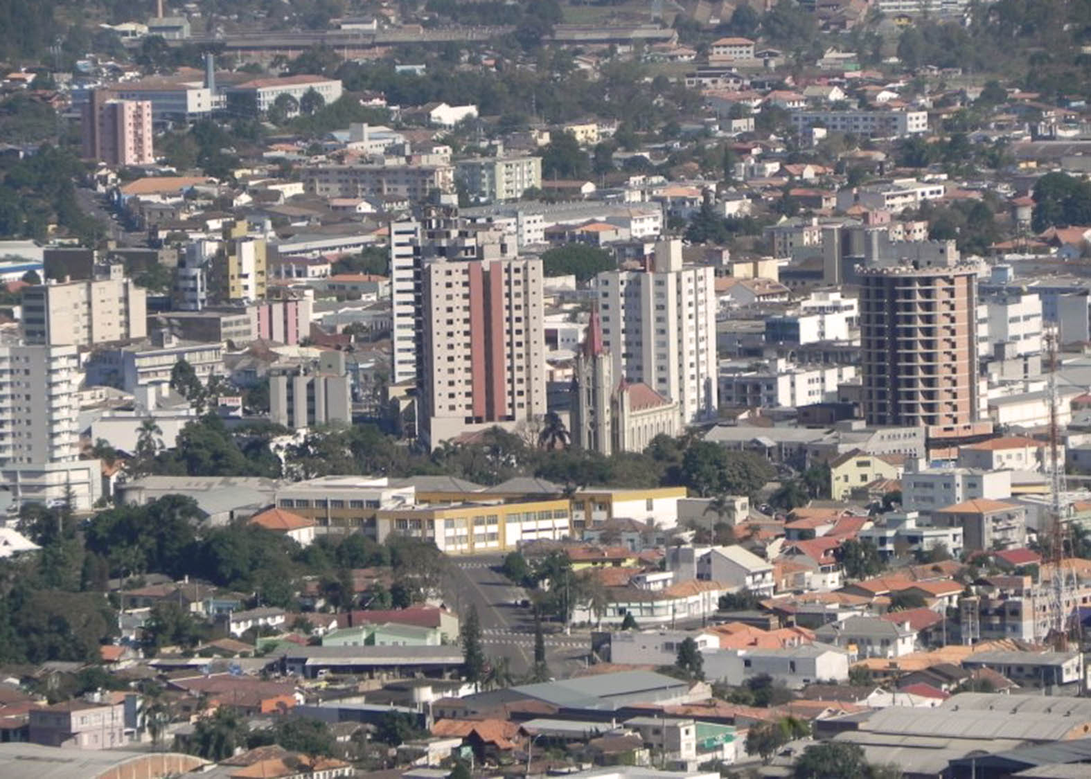 SEDU autoriza licitações para o desenvolvimento de municípios paranaenses.