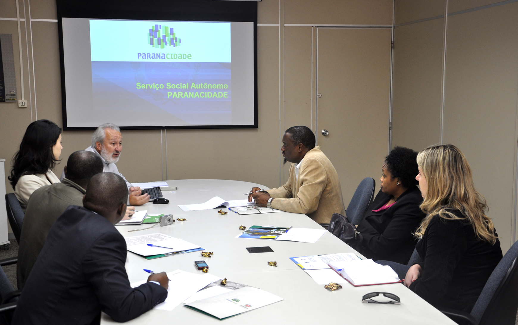 Comitiva de Moçambique conhece trabalho do Paranacidade