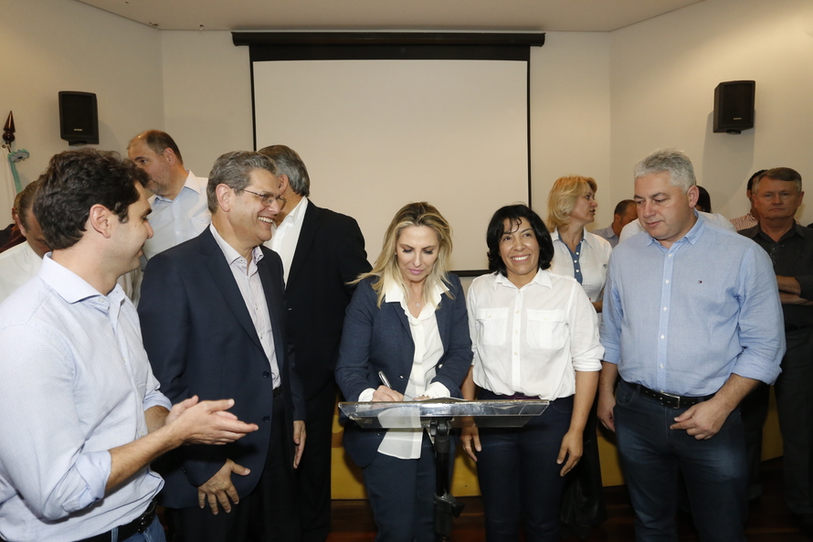 Municípios recebem recursos para melhoria urbana e veículos