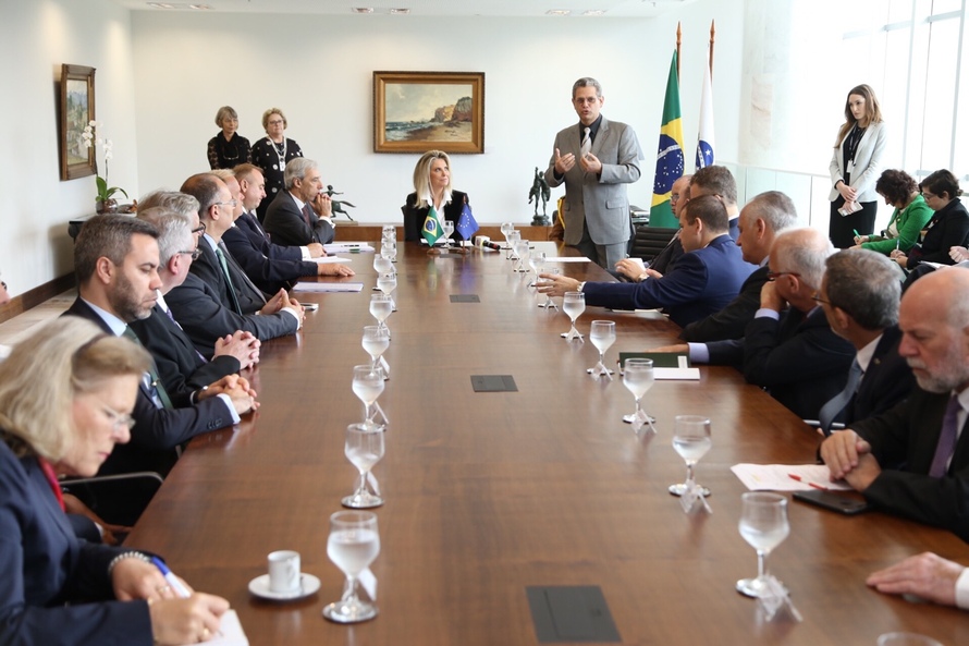 Cida recebe embaixadores e reforça interesse em cooperação