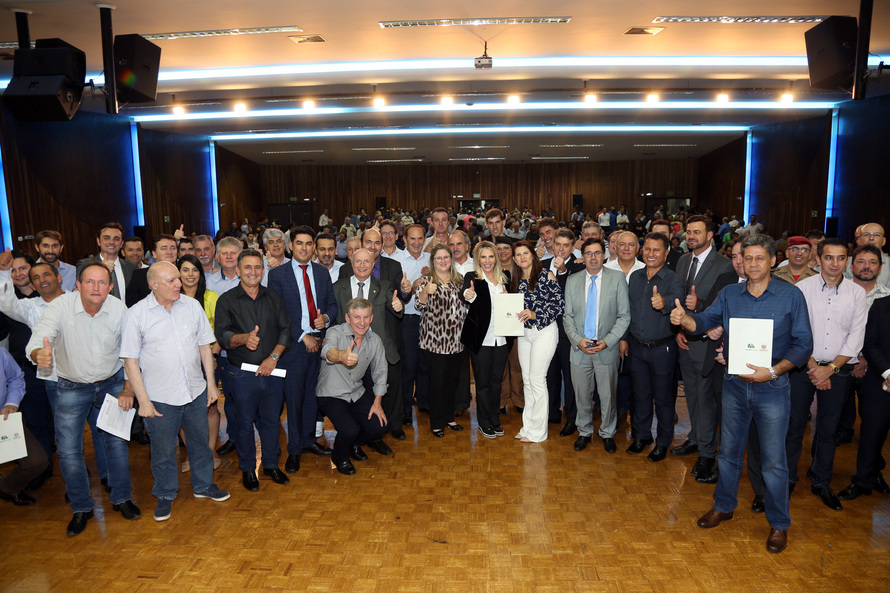 Cida confirma investimentos em 16 municípios do Oeste 