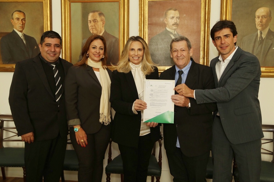 Assis Chateaubriand investe em equipamento hospitalar e asfalto