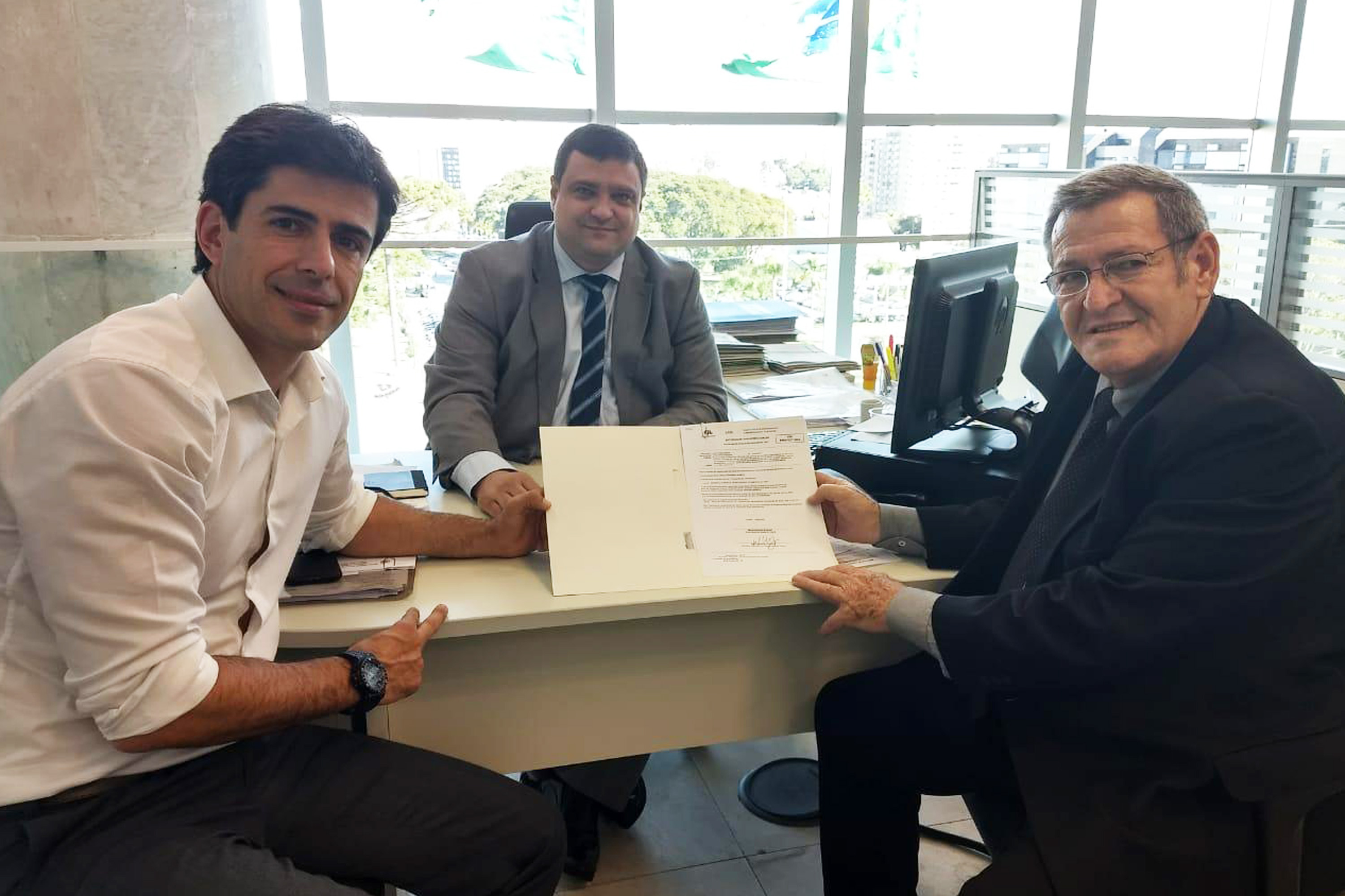 O prefeito de Assis Chateaubriand, João Aparecido Pegoraro, recebeu nesta segunda-feira (25) autorização do Governo do Paraná para licitar o serviço de pavimentação de cerca de 28 mil m2 de vias urbanas.Curitiba, 25/06/2018.Foto: Divulgação Casa Civil