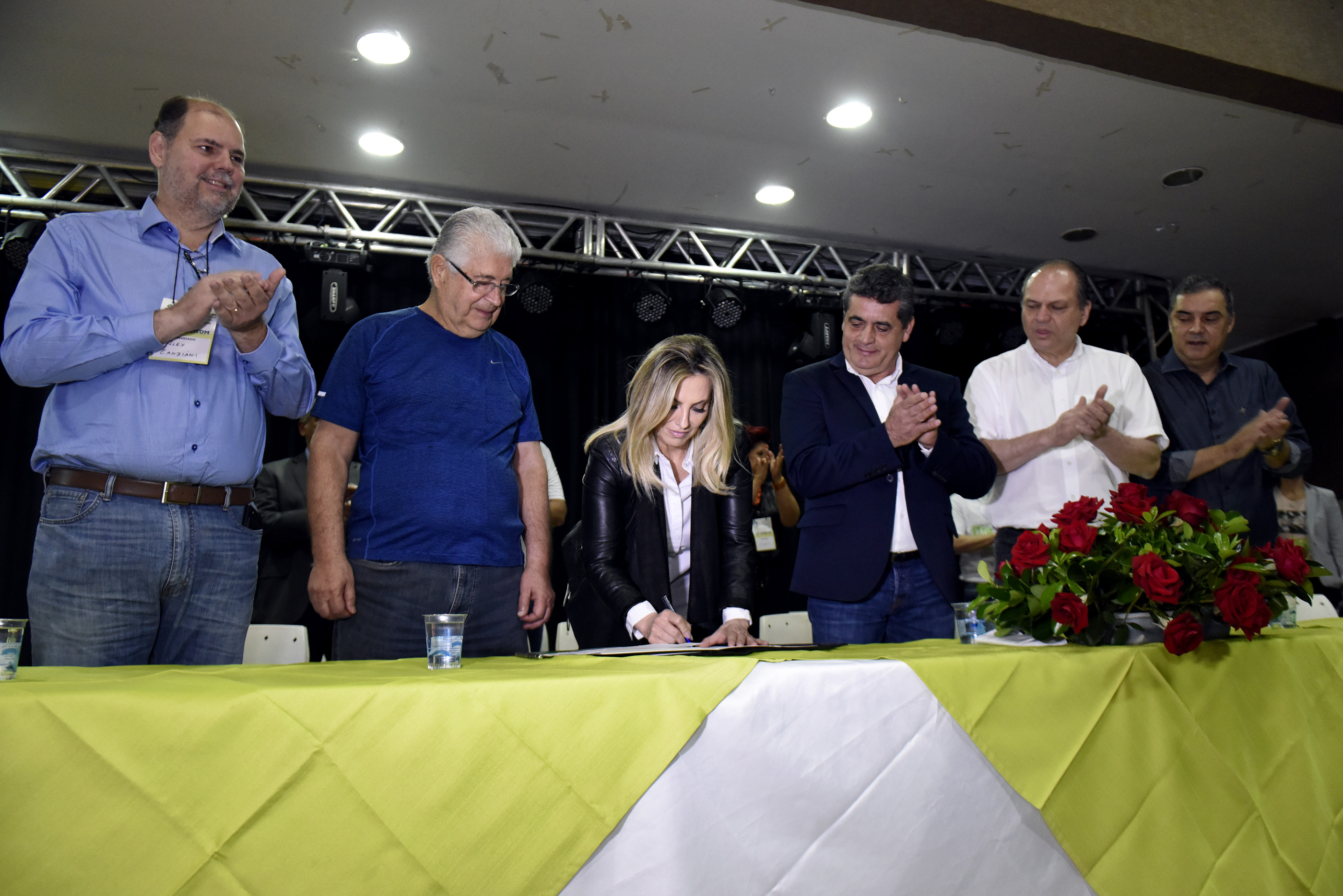 Governadora Cida Borghetti participa em Mandaguari, do Congresso Paranaense de Rádios Comunitárias, e autoriza a cessão de uso de um imóvel do Estado para construção do laboratório municipal de saúde.Mandaguari, 30/06/2018.  -  Foto: Ricardo Almeida/ANPr