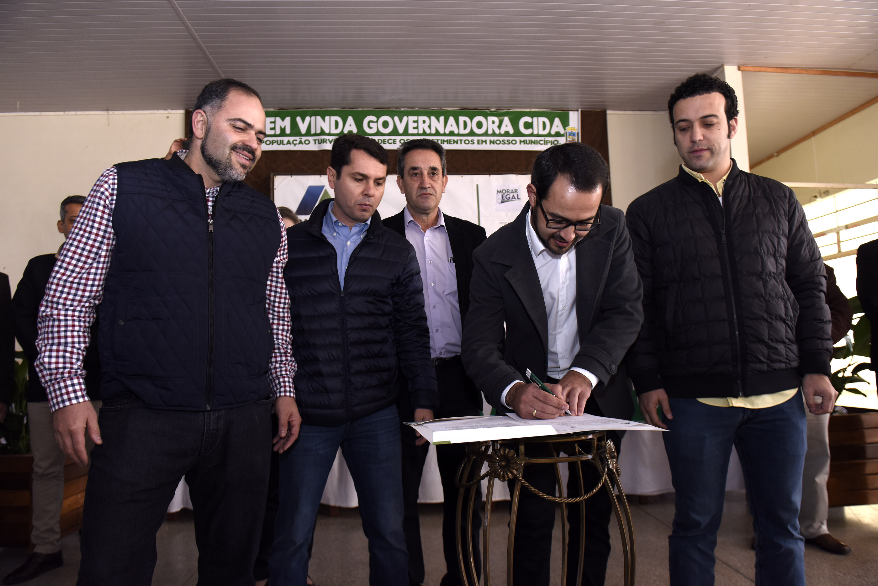 TURVO ? O Governo do Estado, representado pelo presidente da Cohapar, Nelson Justus Filho, assina ordem de serviço para regulamentação fundária do Programa Morar Legar Paraná, no município de Turvo. Os imóveis de Turvo que terão a titularidade regularizada estão na sede do município e no distrito Faxinal da Boa Vista.  -  Turvo, 01/07/2018.  -  Foto: Ricardo Almeida/ANPr