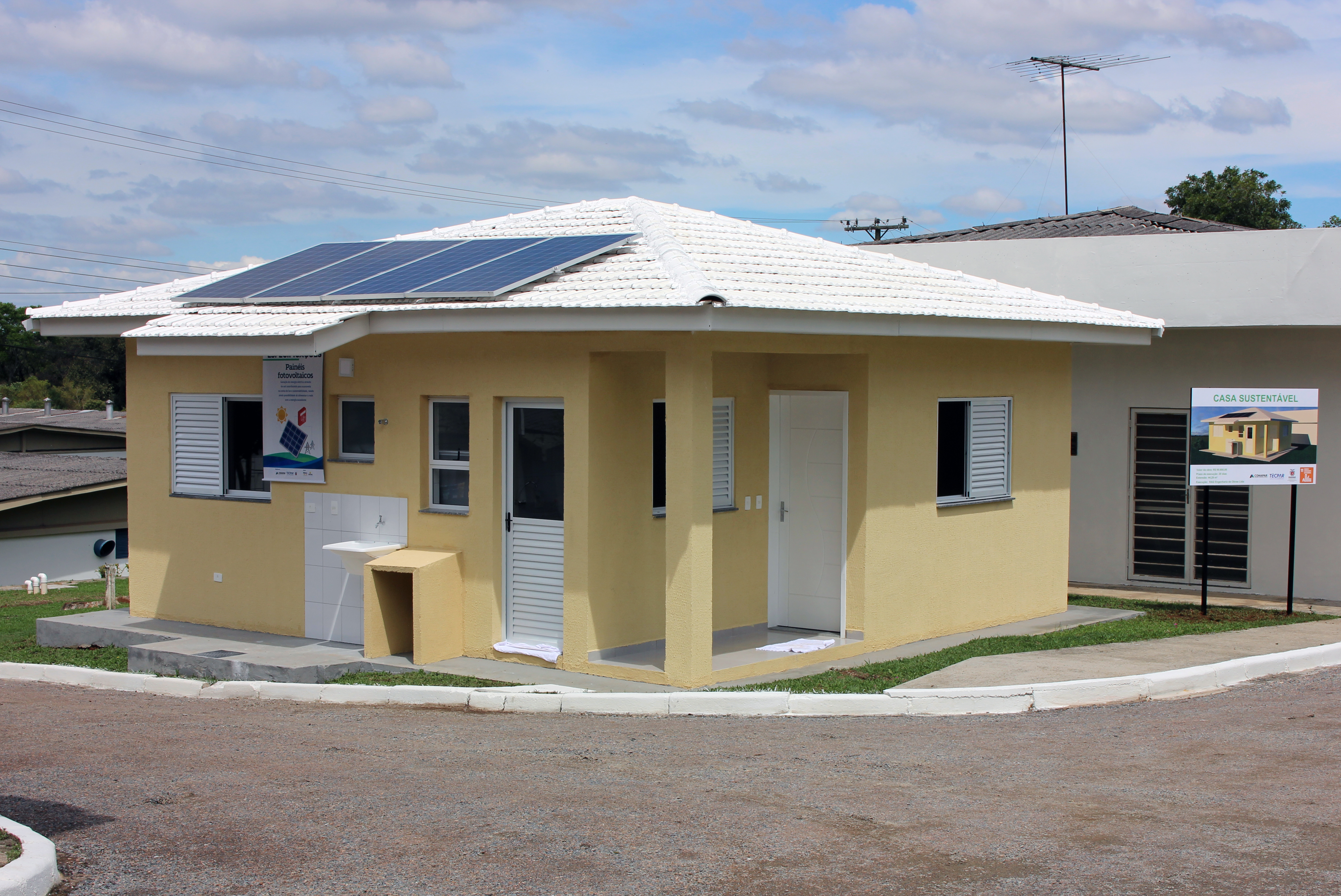 O Instituto de Tecnologia do Paraná (Tecpar), em parceria com a Companhia de Habitação do Paraná (Cohapar) e a Secretaria de Estado da Ciência, Tecnologia e Ensino Superior, apresentou, nesta terça-feira (9), o protótipo da Casa Sustentável, que testa tecnologias verdes em uma moradia de 44 metros quadrados com custos que podem ser enquadrados nas condições do Minha Casa, Minha Vida.
