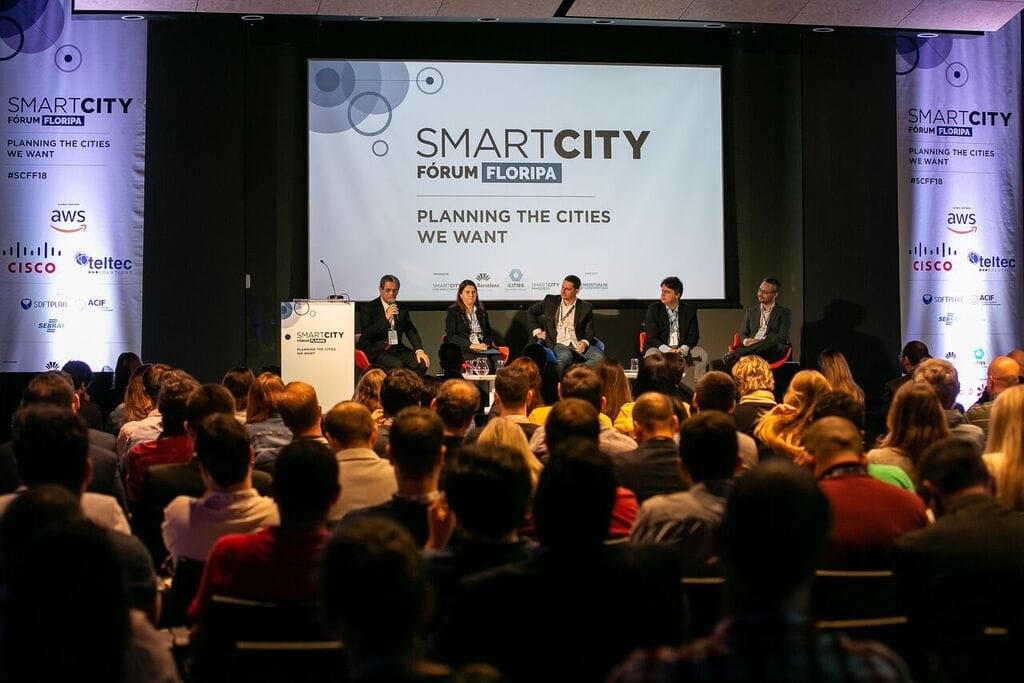Silvio Barros faz palestra sobre cidades inteligentes em fórum do congresso mundial de Barcelona