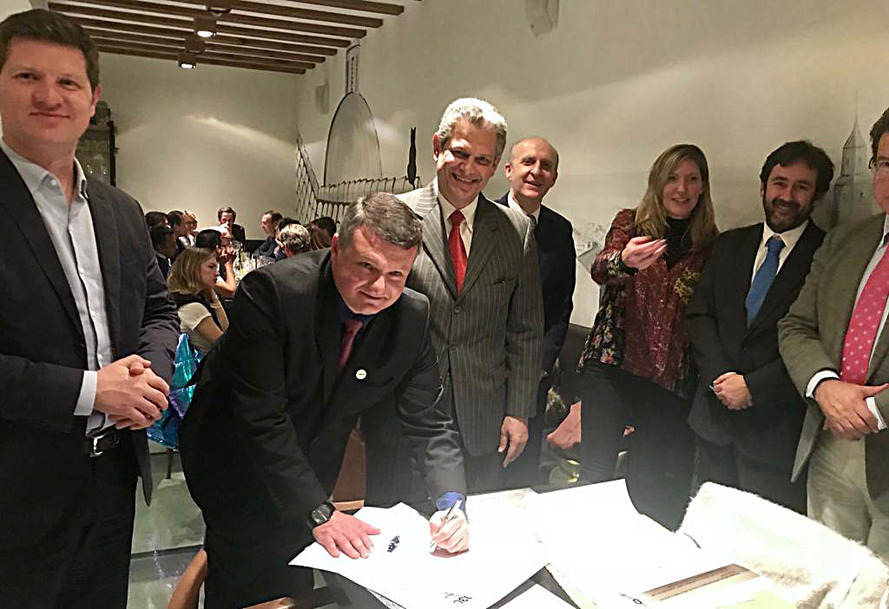 O Governo do Paraná, por meio do Paranacidade, firmou na quarta-feira (7), em Madri (Espanha), acordo com o Programa de Cidades do Pacto Global da Organização das Nações Unidas (UN Global Compact Cities Programme - Onu) para a implementação do projeto City Partnership Challenge no Estado (parceria de desafios entre cidades).  -  Foto: Divulgação SEDU