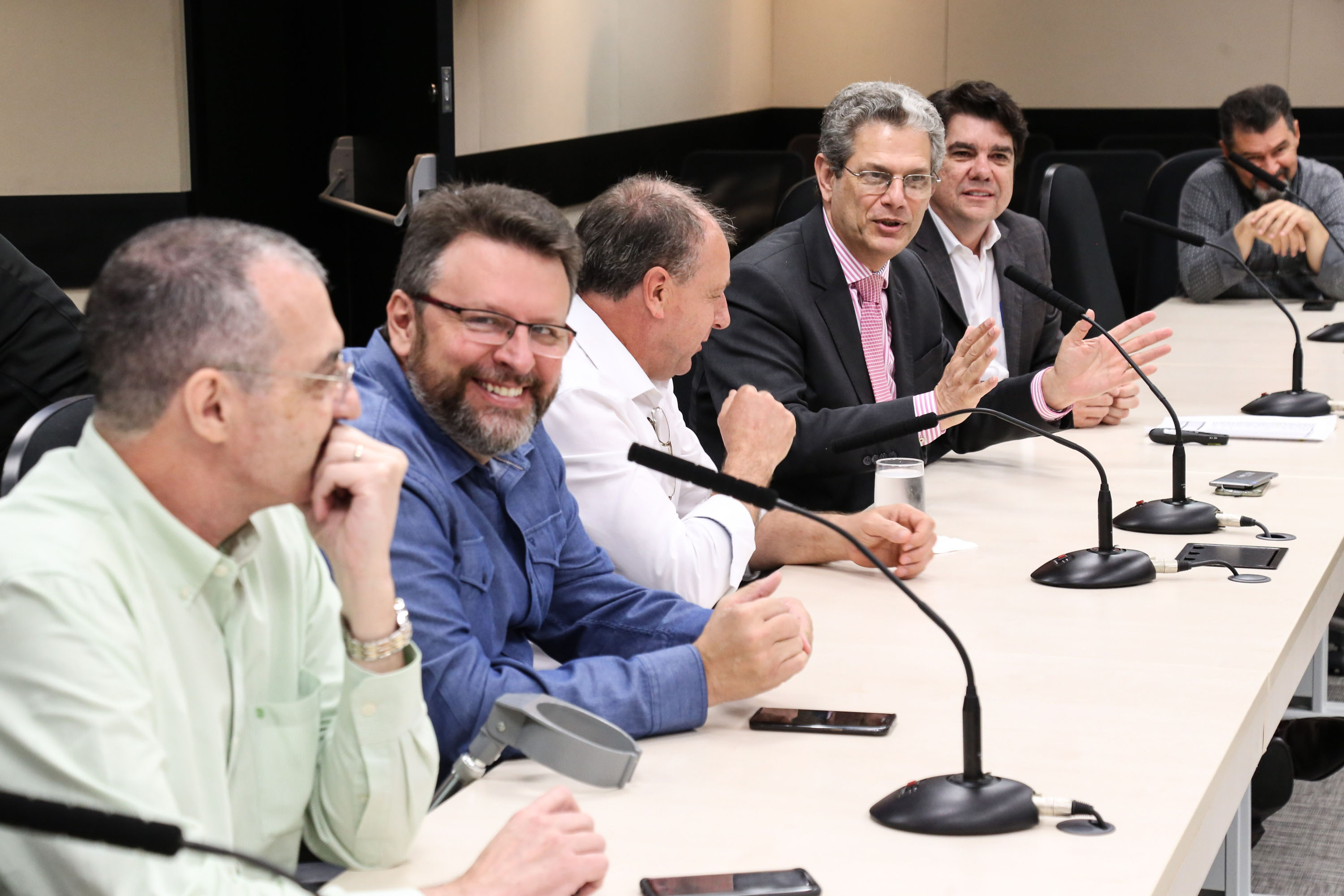 O secretário estadual do Desenvolvimento Urbano (Sedu), Silvio Barros, conduziu nesta segunda-feira (27) a reunião entre as equipes de transição e fez um balanço detalhado das atividades da pasta nos últimos sete meses.  - Curitiba, 26/11/2018  -  Foto: Rogério Machado
