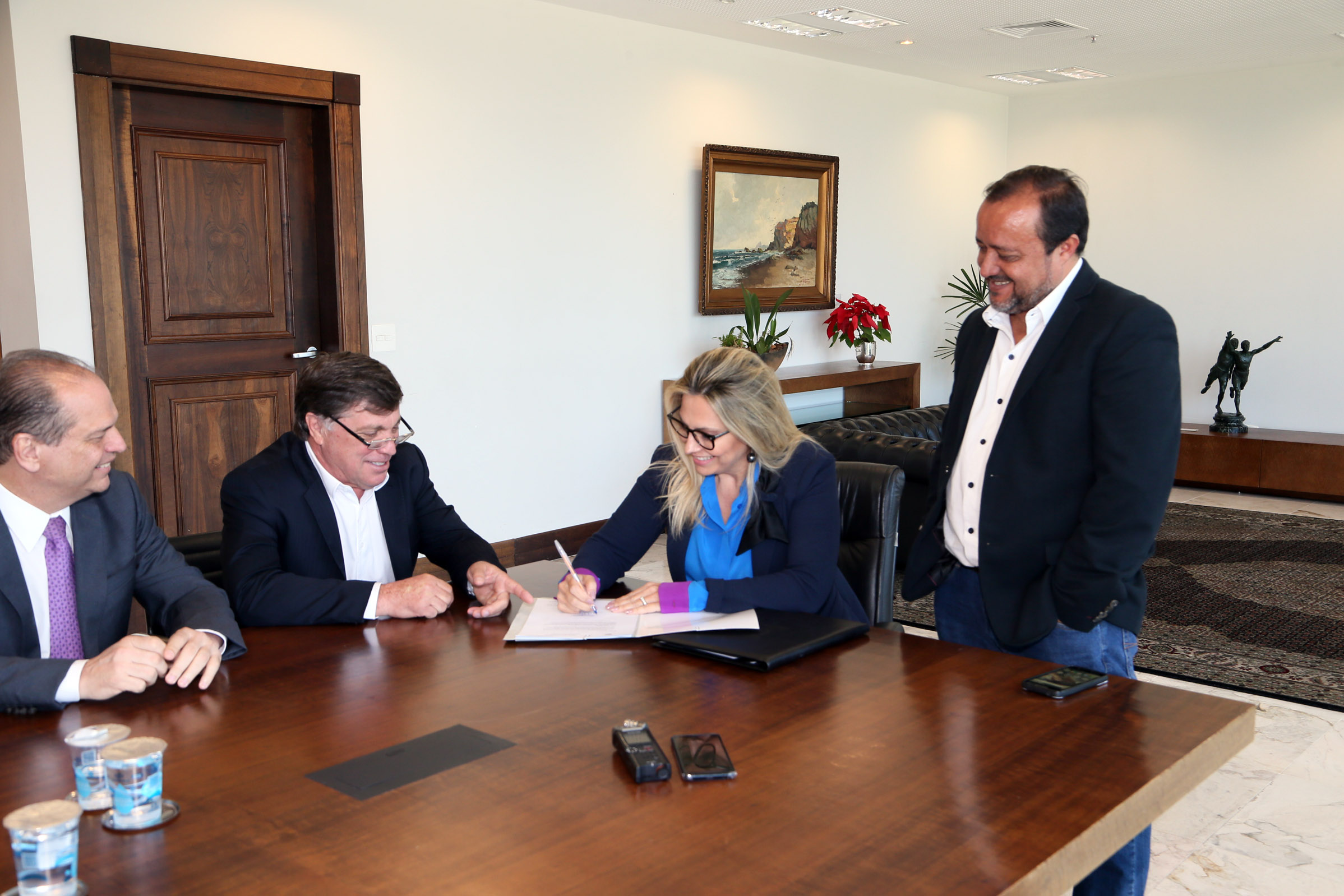 Governadora Cida Borghetti assina autorização para licitação de obras de recape asfáltico em Umuarama  -  Curitiba, 10/12/2018  -  Foto: Orlando Kissner/ANPr