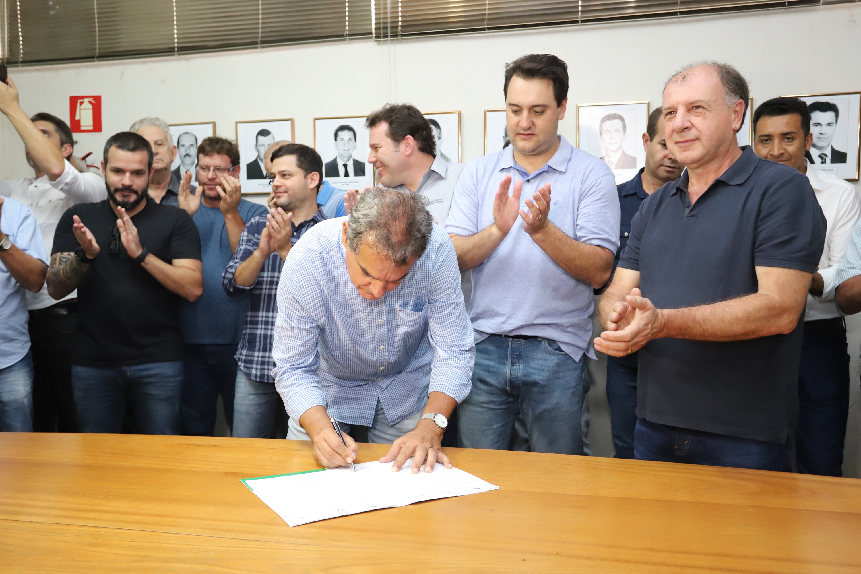 O governador Carlos Massa Ratinho Junior confirmou neste sábado (16) investimentos de R$ 2,82 milhões em obras e compra de máquinas e veículos para oito municípios da região Noroeste do Estado. Foram assinadas, na ExpoParanavaí, um dos principais eventos do agronegócio do Paraná, autorizações e homologações.   -  Paranavaí, 16/03/2019  -  Foto: José Fernando Ogura/ANPr