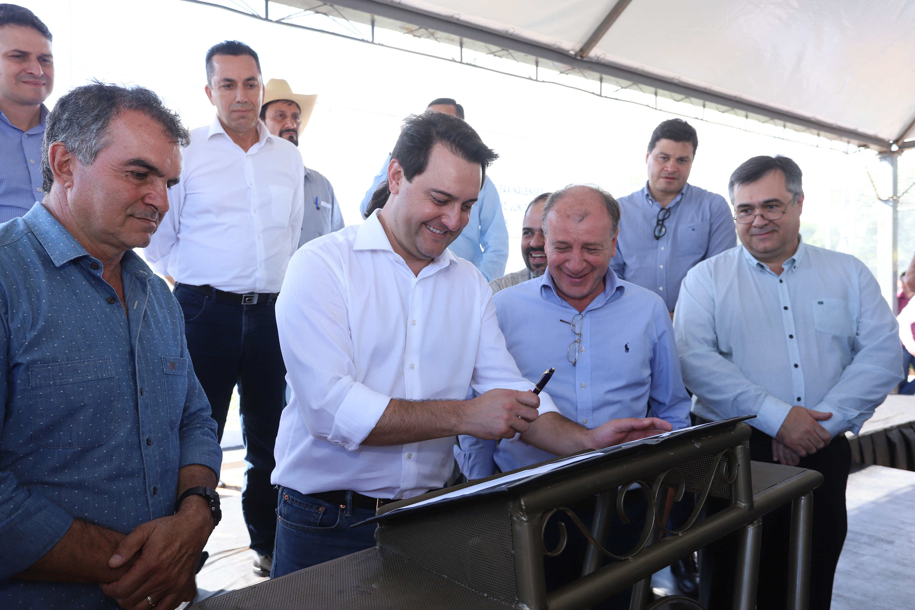 Governador inaugura Meu Campinho e autoriza novas obras em Faxinal