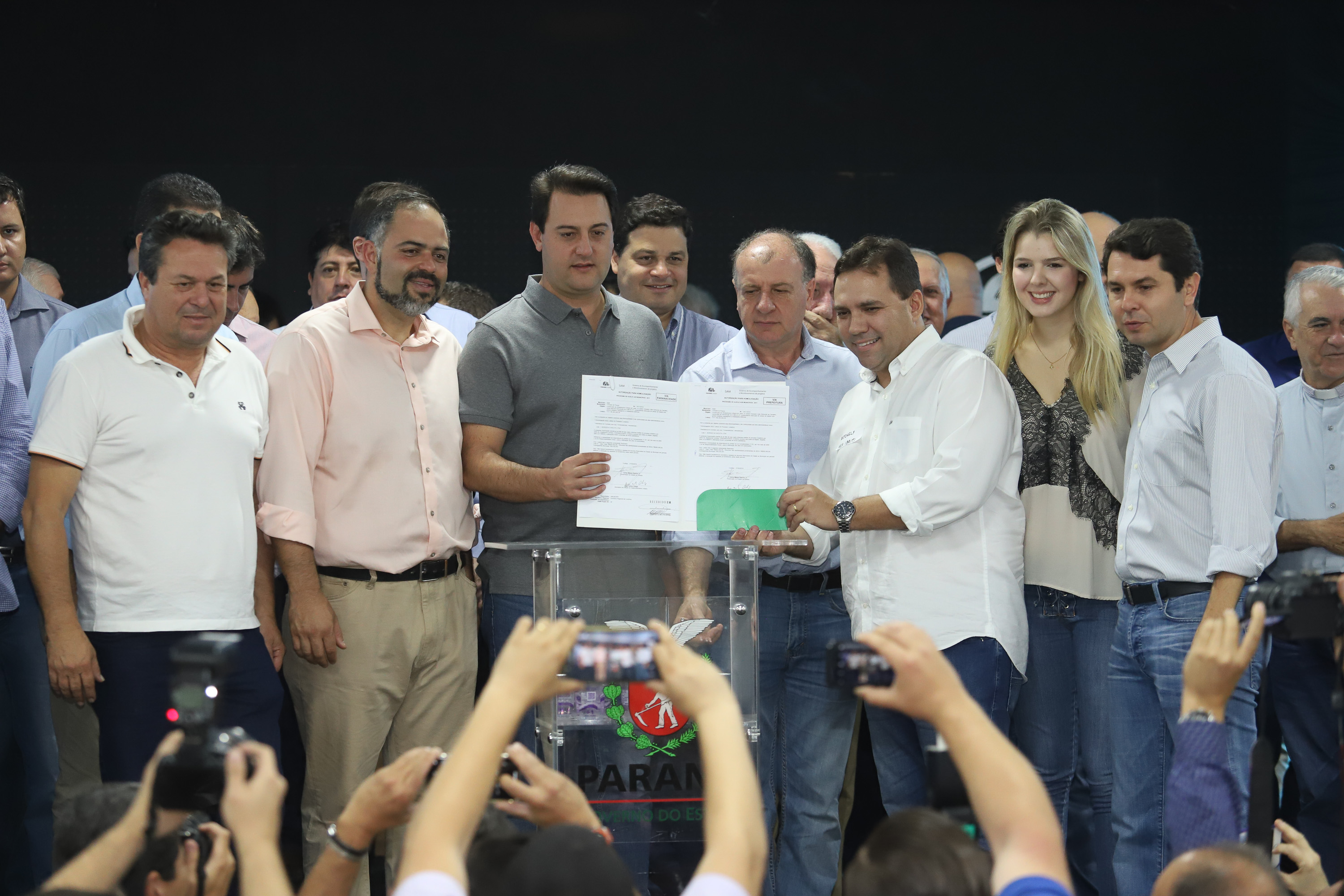 O governador Carlos Massa Ratinho Junior afirmou nesta sexta-feira (12), em encontro com prefeitos de cidades da região Norte, realizado na ExpoLondrina, que o programa de transferência da sede administrativa para cidades do interior fortalece a presença do governo junto à população e agiliza o encaminhamento das demandas regionais.  -  Londrina, 12/04/2019  -  Foto: Rodrigo Félix Leal/ANPr