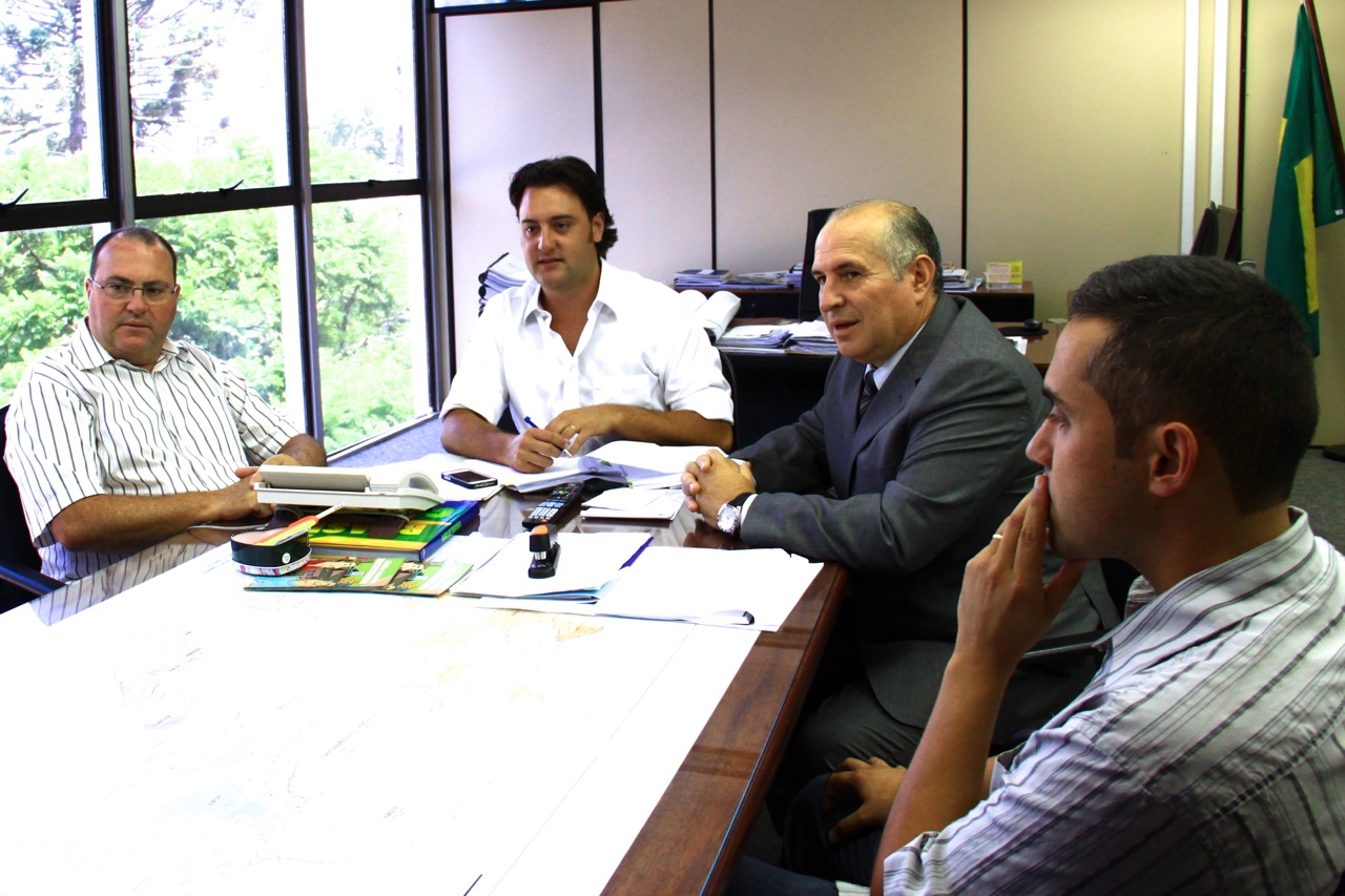 Faltam 40 km de asfalto para Quatro Barras transformar suas ruas em um único tapete preto