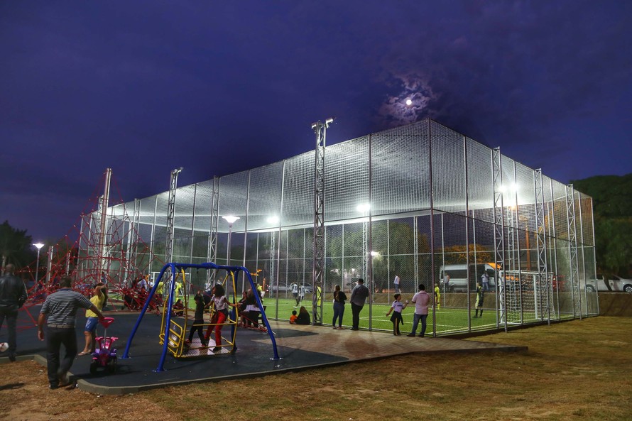 Em Maringá governador entrega Meu Campinho que agrega famílias em esporte e lazer 