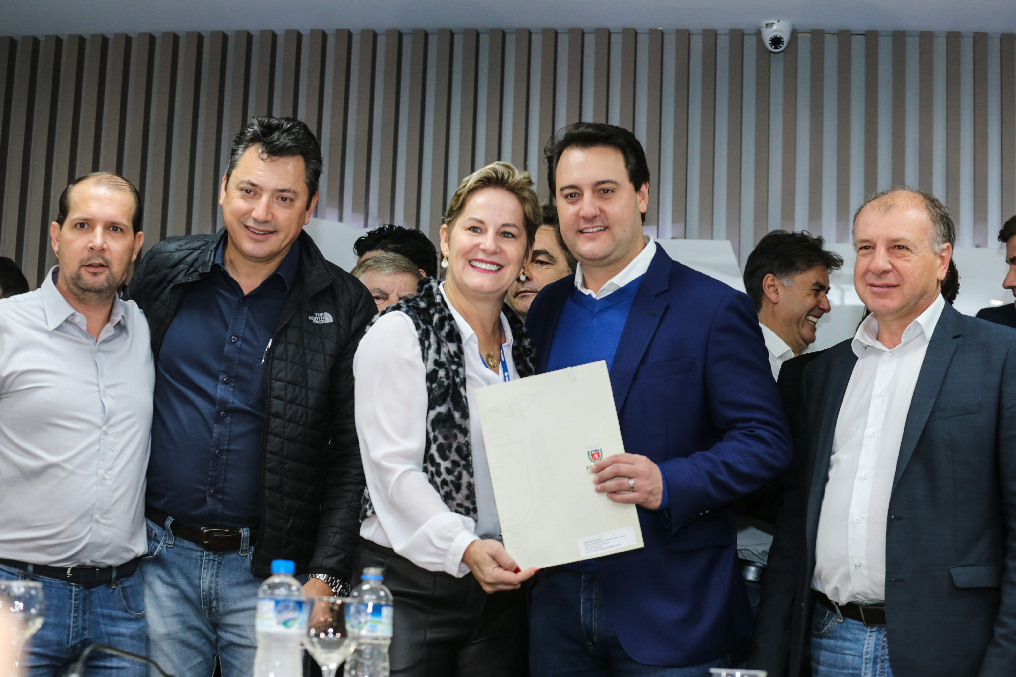 O governador Carlos Massa Ratinho Junior se reúne com prefeitos na sede da Associação dos Municípios do Oeste do Paraná (Amop) em Cascavel nesta sexta-feira (24),  para confirmar recursos do Estado para investimentos nos municípios. No mesmo encontro são anunciados investimentos que a Copel fará na região Oeste nos próximos três anos.   Cascavel, 24/05/2019 -  Foto: Geraldo Bubniak/ANPr