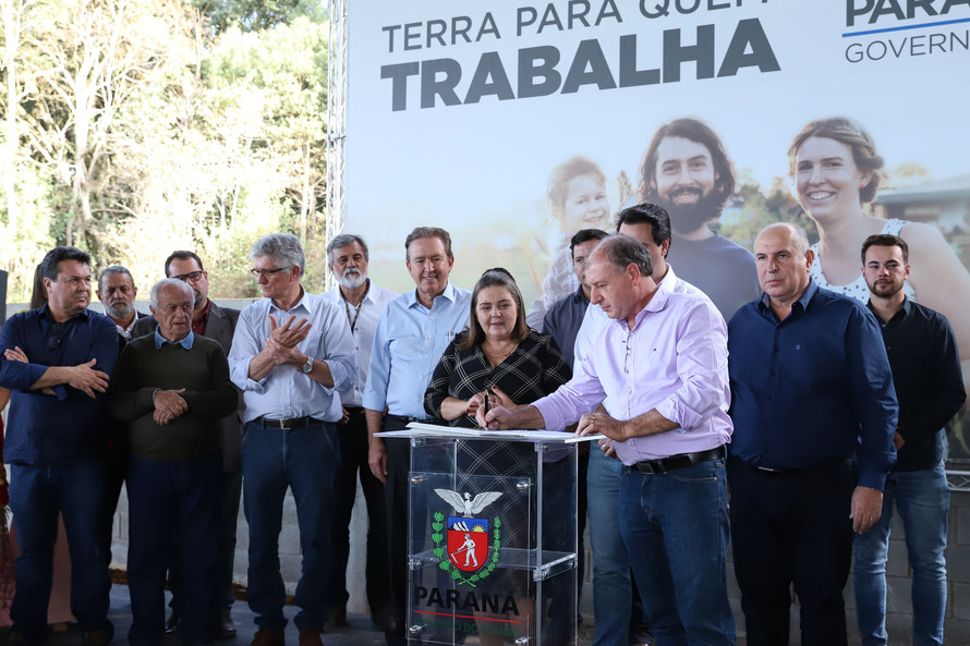 Em Quitandinha, 59 famílias recebem títulos de imóveis rurais e a Prefeitura mais de R$ 566 mil para a compra de máquina e um veículo