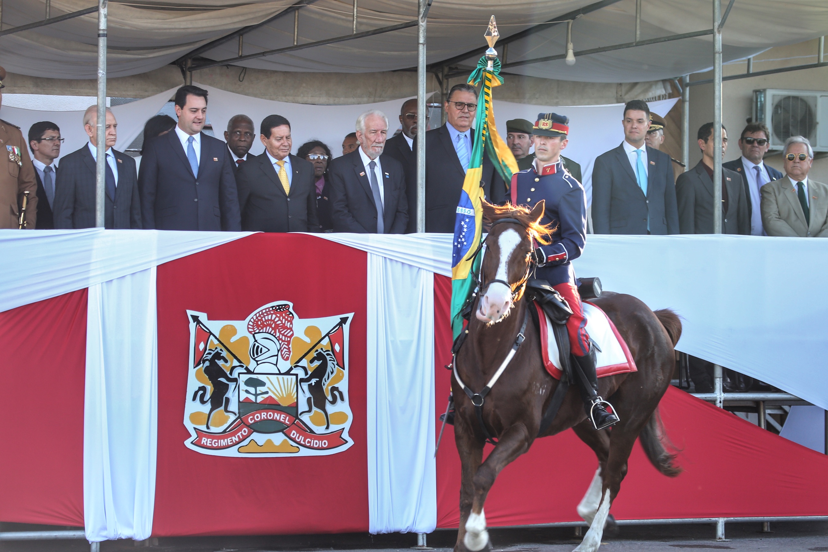 Governador e presidente são condecorados como Heróis da Cavalaria
