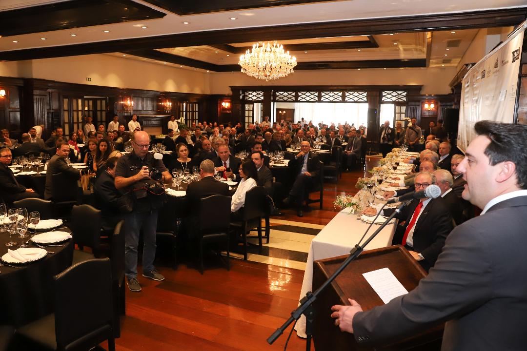 Governador anuncia projeto para ampliação de rotas aéreas