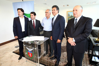 O governador Beto Richa e o secretário do Desenvolvimento Urbano, Ratinho Junior, assinam homologações de licitações para liberação de recursos às prefeituras de Campina Grande do Sul, Campo Magro, Guaratuba, Mandirituba, São Mateus do Sul e Moreira Sales. Curitiba, 18.03.2014 - Foto Jonas Oliveira/ANPr