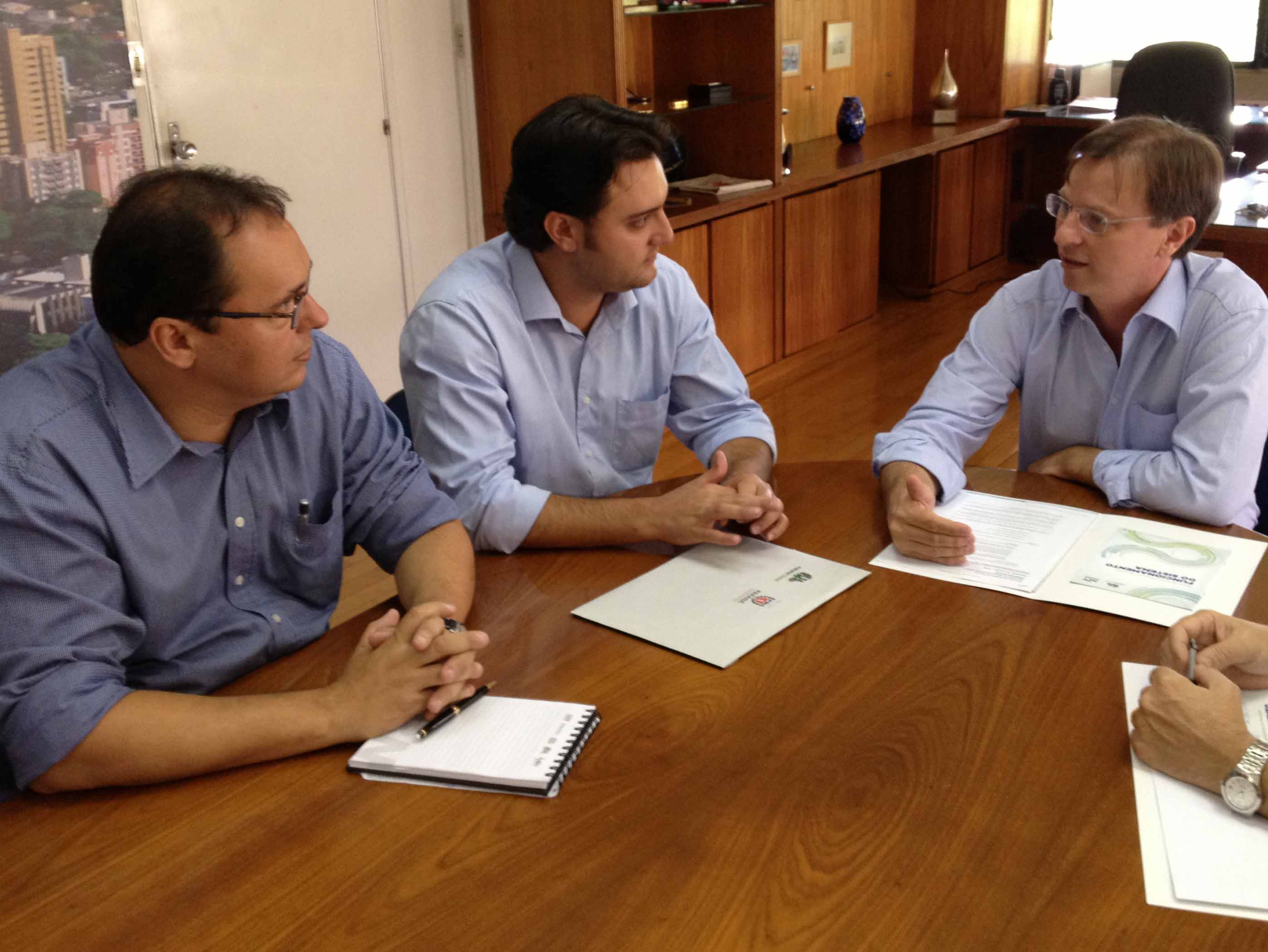 O secretário do Desenvolvimento Urbano (SEDU), Ratinho Junior, visitou na manhã desta quarta-feira, 27, em Londrina o prefeito Alexandre Kireeff.