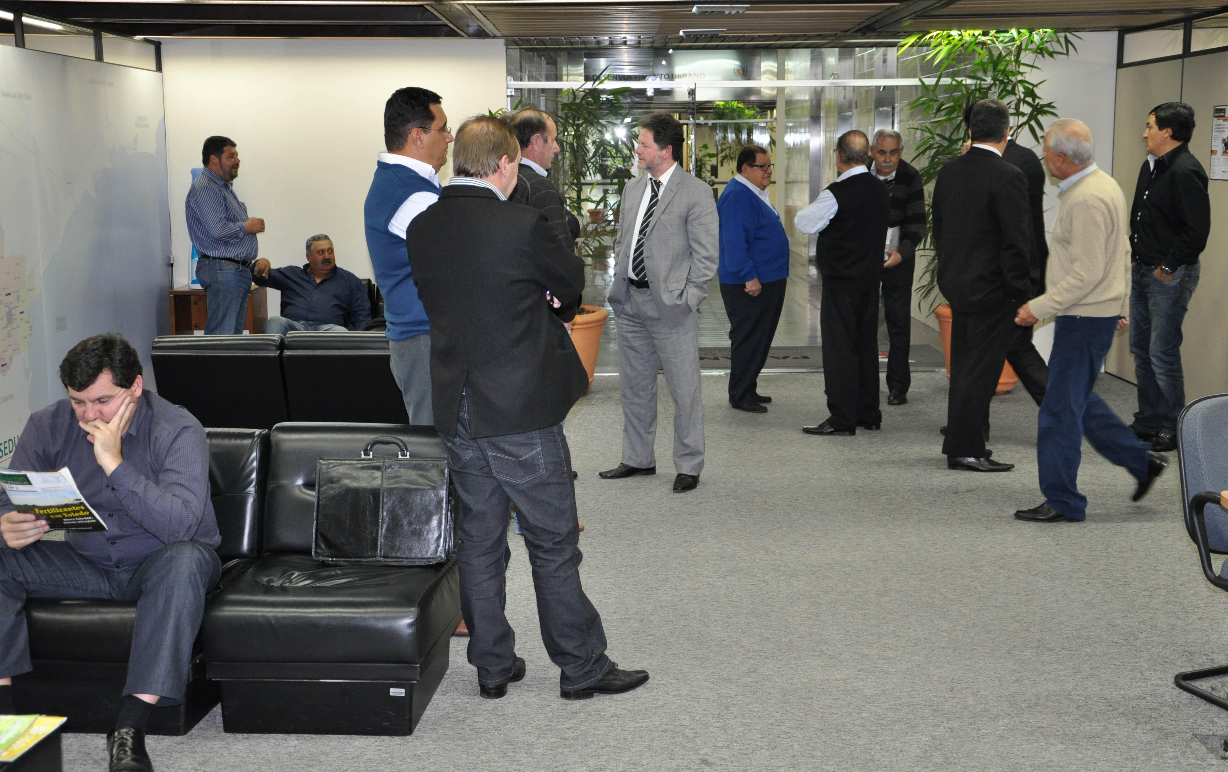 Em dois dias, o governo do Estado, através da Secretaria do Desenvolvimento Urbano, liberou mais de R$ 21,2 milhões para 12 municípios e autorizou a abertura de licitação para compra de máquinas para readequação de estradas para outros nove municípios. 