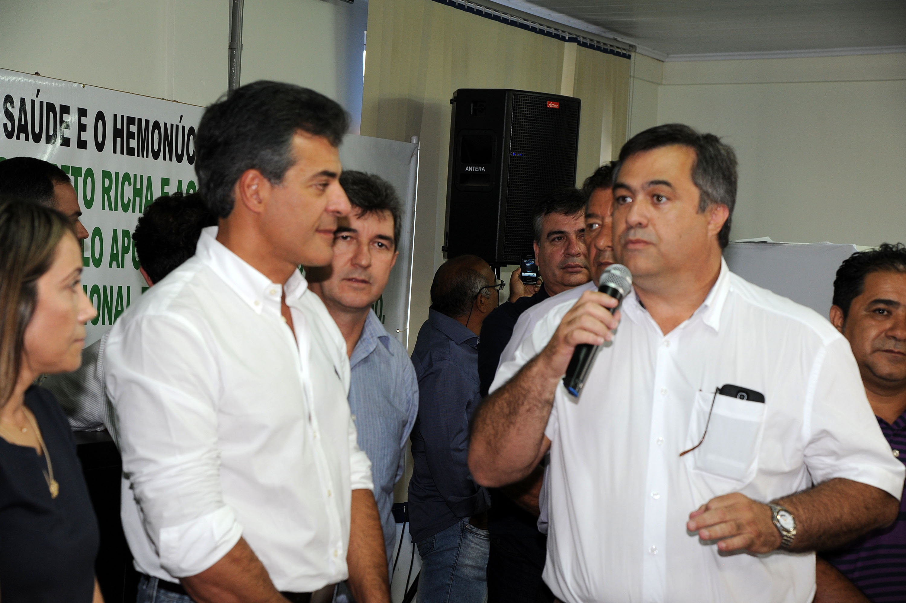 Em Apucarana, Richa entrega obras e repassa verba para a compra de veículos