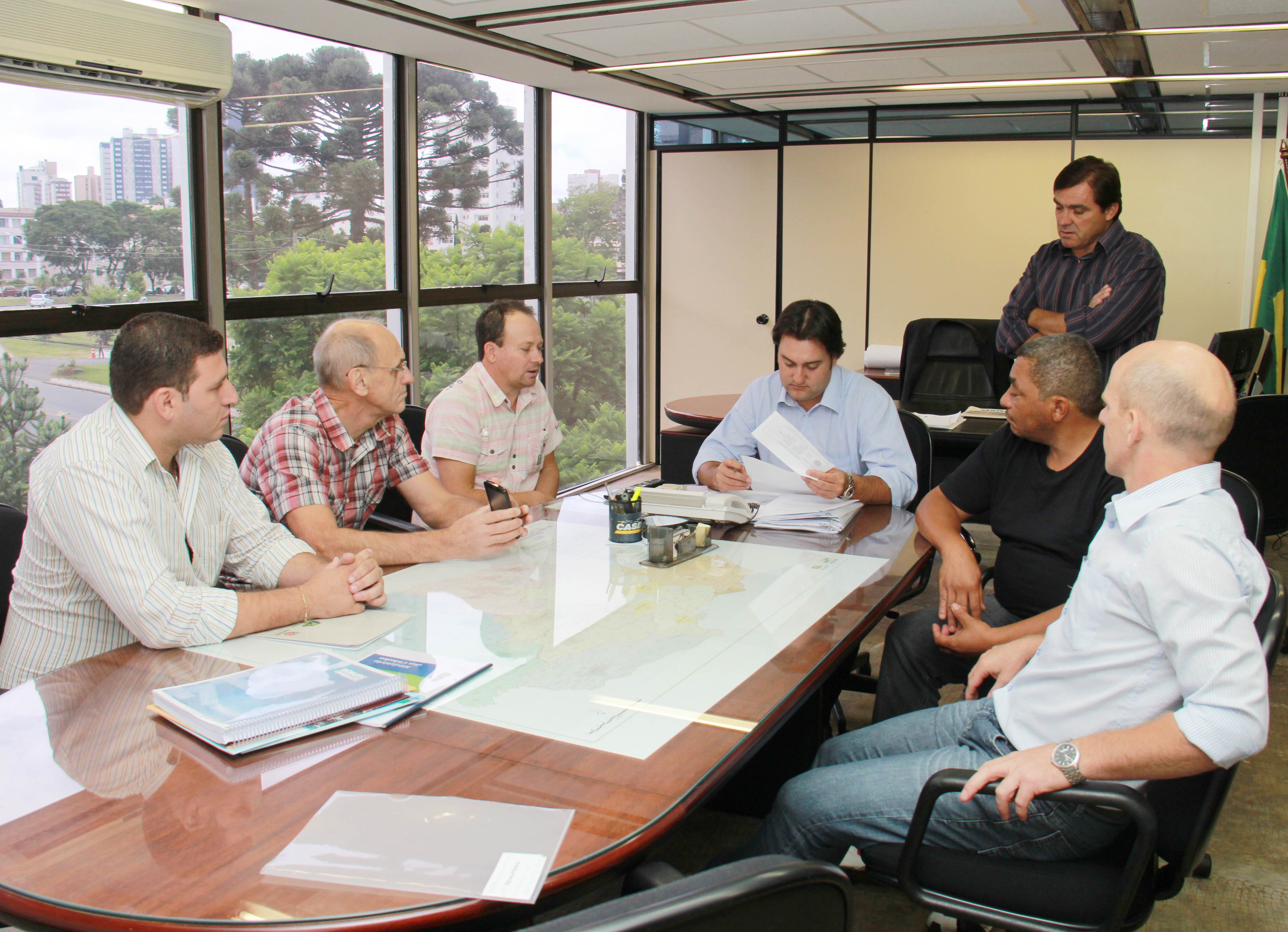 Ratinho Junior e técnicos da SEDU/Paranacidade avaliam demandas da população do Paraná