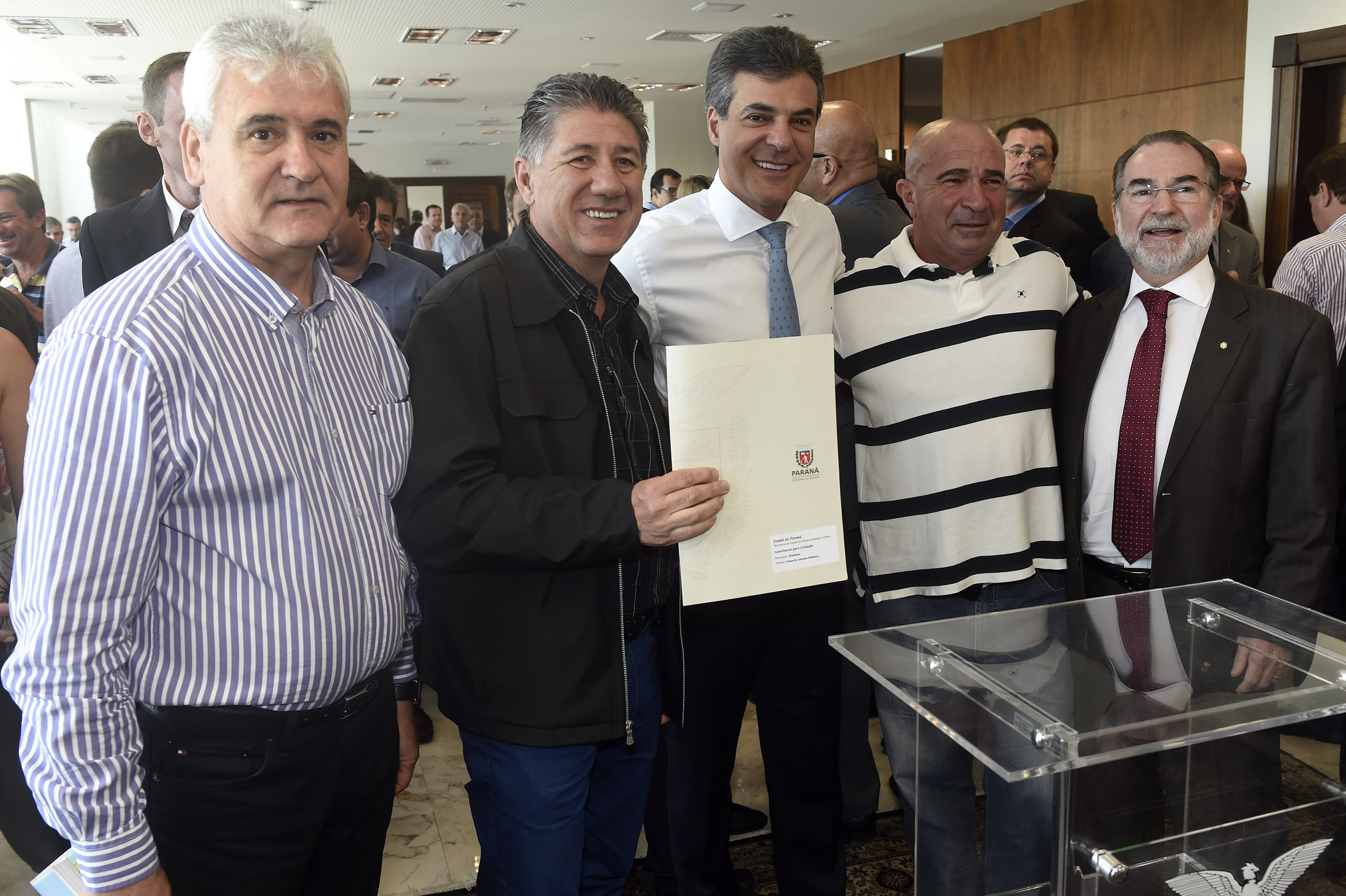 Governador Beto Richa assina contratos de financiamentos com a Secretaria de Desenvolvimento Urbano (SEDU) e a FomentoParaná para obras de infraestrutura urbanas e equipamentos para municípios. Curitiba, 31/03/2015Foto: Ricardo Almeida / ANPr