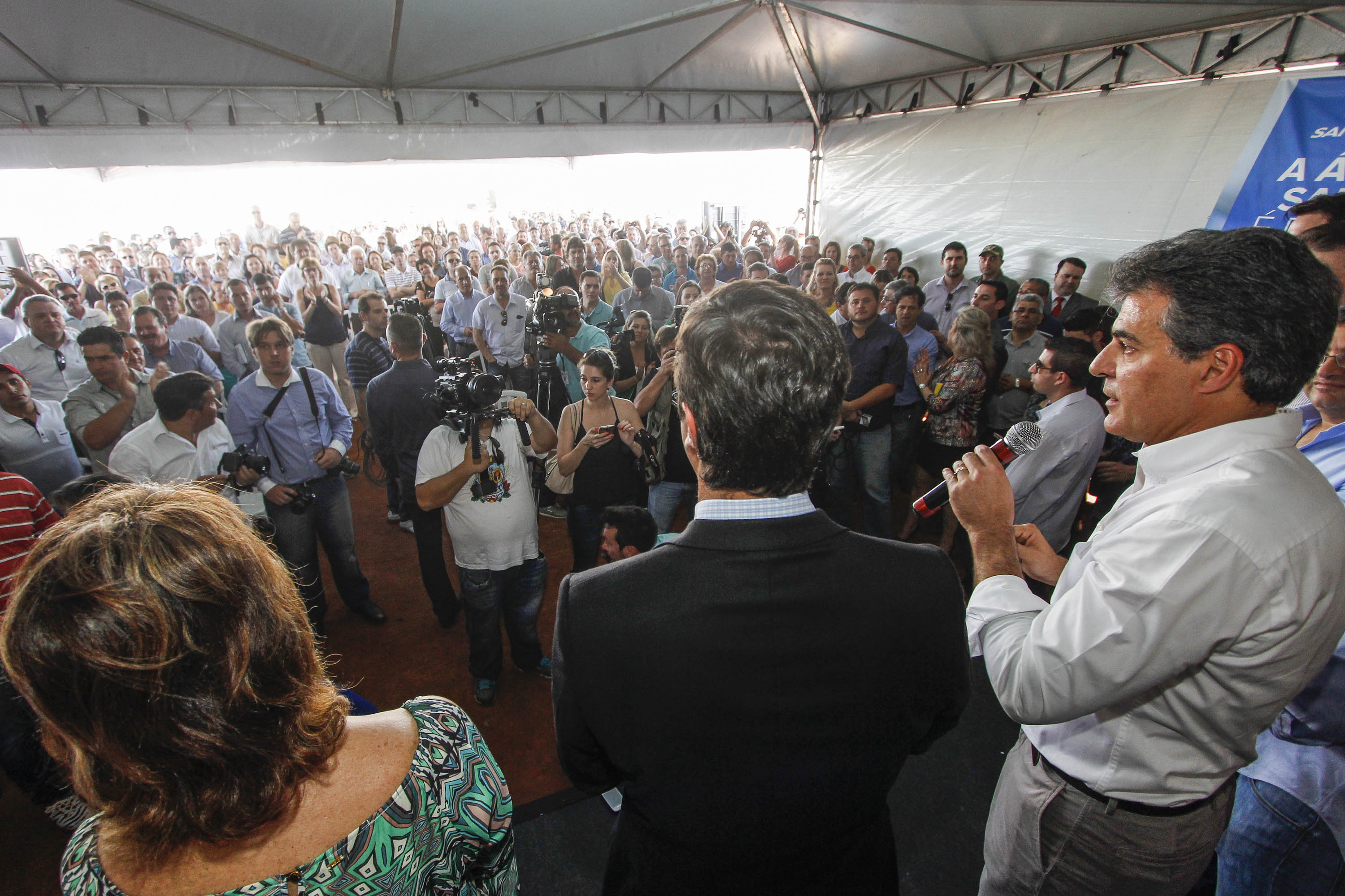 Governador Beto Richa, junto com o secretário da Saúde, Michele Caputo Neto, o prefeito de Guarapuava, Cezar Silvestri Filho, o secretário do Desenvolvimento Urbano, Ratinho Junior, e demais autoridades, lança a pedra fundamental para construção do Hospital Regional do Centro Oeste. Guarapuava, 22/09/2015. Foto: Pedro Ribas/ANPr