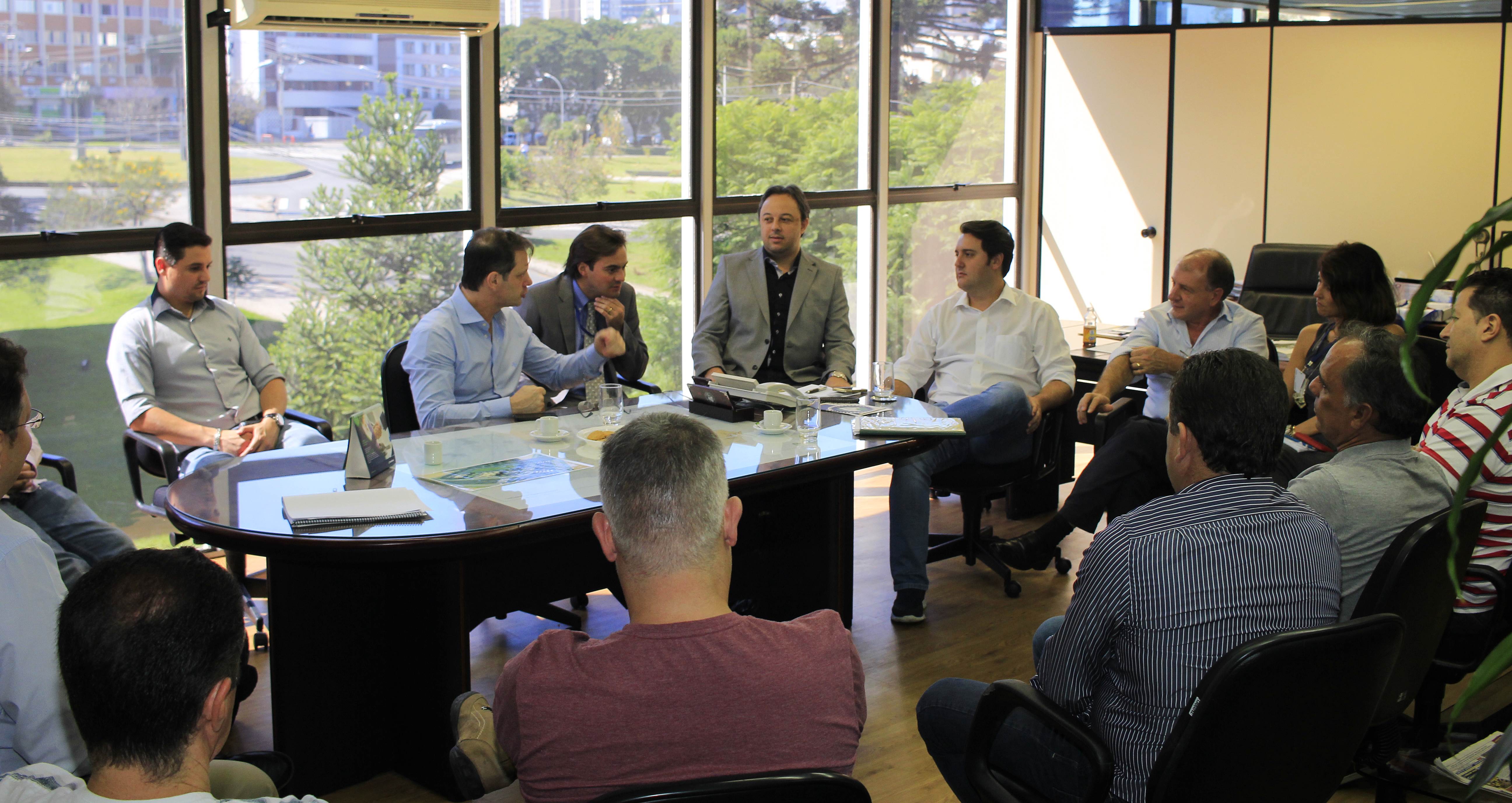 Ratinho Junior reúne equipe para avaliação trimestral dos trabalhos realizados

