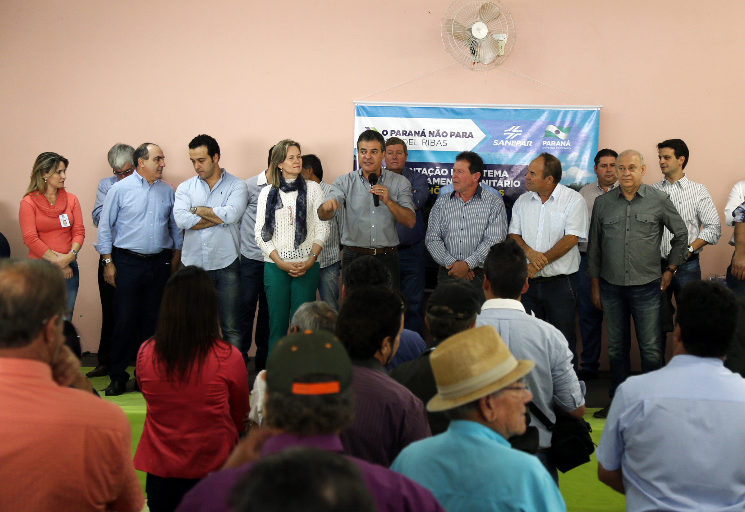 Governador Beto Richa autoriza obras de saneamento e de pavimentação em Manoel Ribas. Participaram do evento com o governador a prefeita Elizabeth Camilo, o presidente da Assembleia Legislativa, Ademar Traiano; o secretário da Justiça, Artagão Júnior, os deputados estaduais Bernardo Carli e Alexandre Curi, o presidente do Conseg de Manoel Ribas, Carlos Andreolli, a comunidade local e prefeitos da região.Manoel Ribas, 05/04/2016.Foto: Orlando Kissner/ANPr