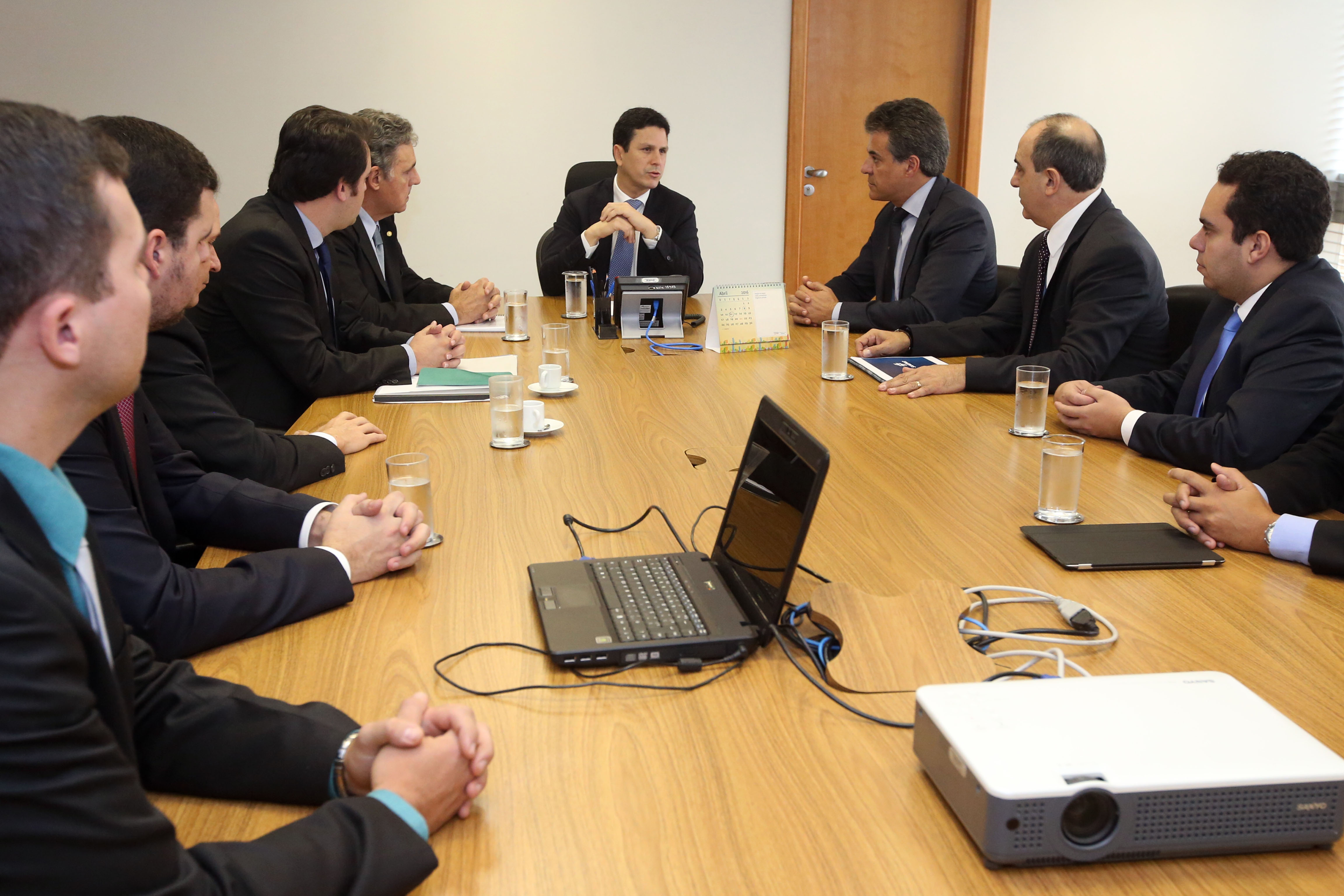 Em Brasília, acompanhado de gestores públicos o governador do Paraná pede retomada de obras federais ao ministro das Cidades