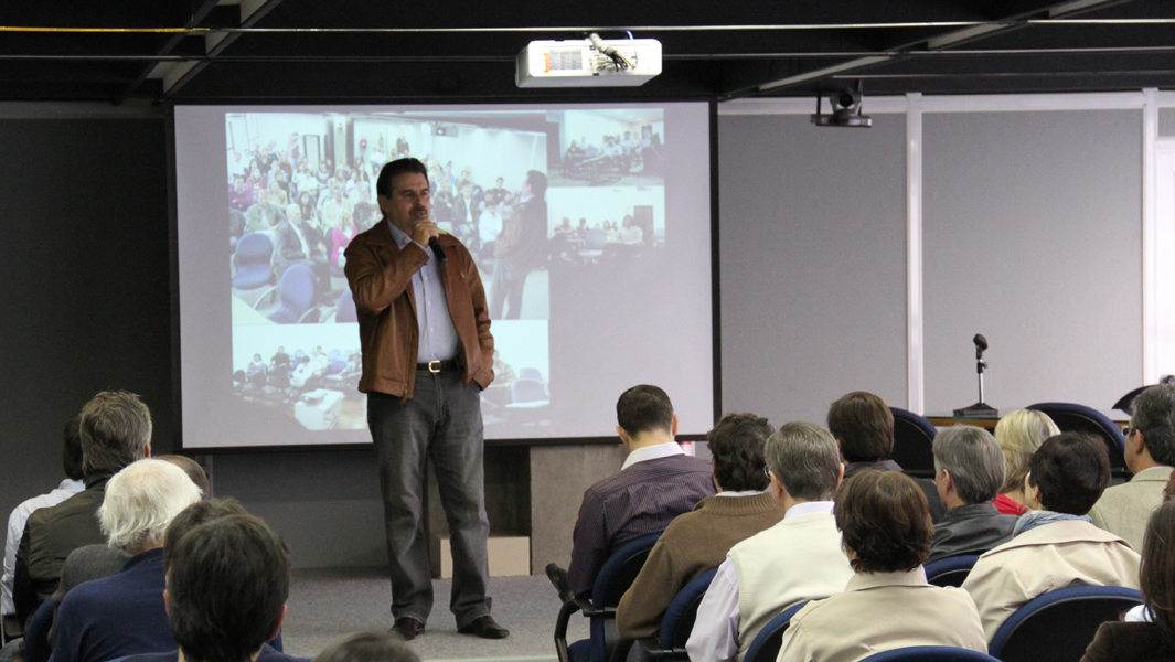 O secretário do Desenvolvimento Urbano Cezar Silvestri apresentou, nesta quinta-feira (14), o mais recente programa que está sendo desenvolvido pela instituição, o Sedu/Paranacidade Interativo. O novo instrumento foi aprovado pelo governador Beto Richa por meio do decreto 4468, com o objetivo principal de racionalizar o uso dos recursos públicos.