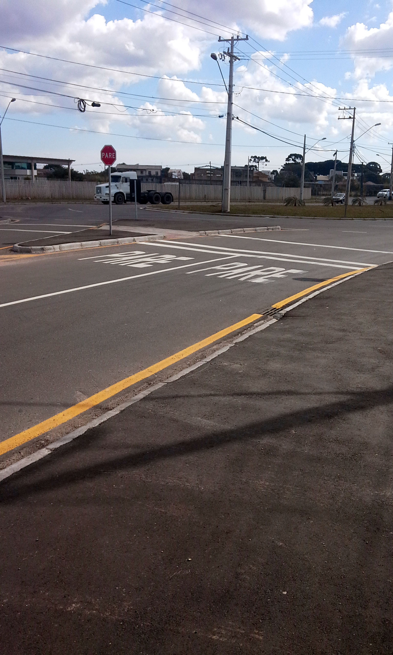 A Coordenação da Região Metropolitana de Curitiba (Comec) concluiu a sinalização horizontal e vertical da alças de acesso do viaduto da Avenida Salgado Filho, em Curitiba. A obra estará finalizada até agosto - faltam apenas a colocação dos pórticos (placas de sinalização superiores) e a substituição do gradil do viaduto, que foi totalmente revitalizado. Foto: Divulgação COMEC