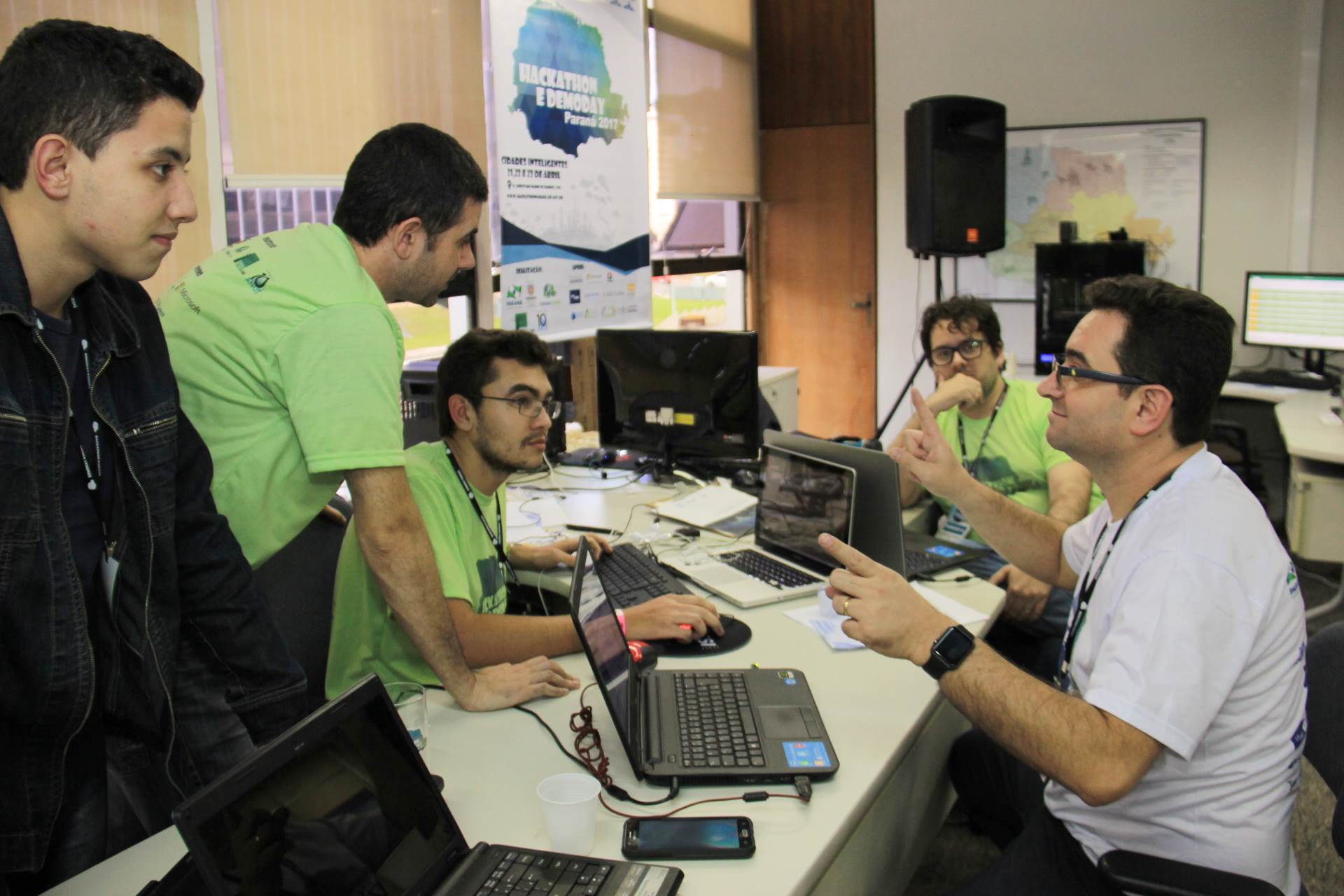 Equipes buscam a sua verdade, com paixão, na elaboração de suas propostas ao Hackathon Paraná 2017