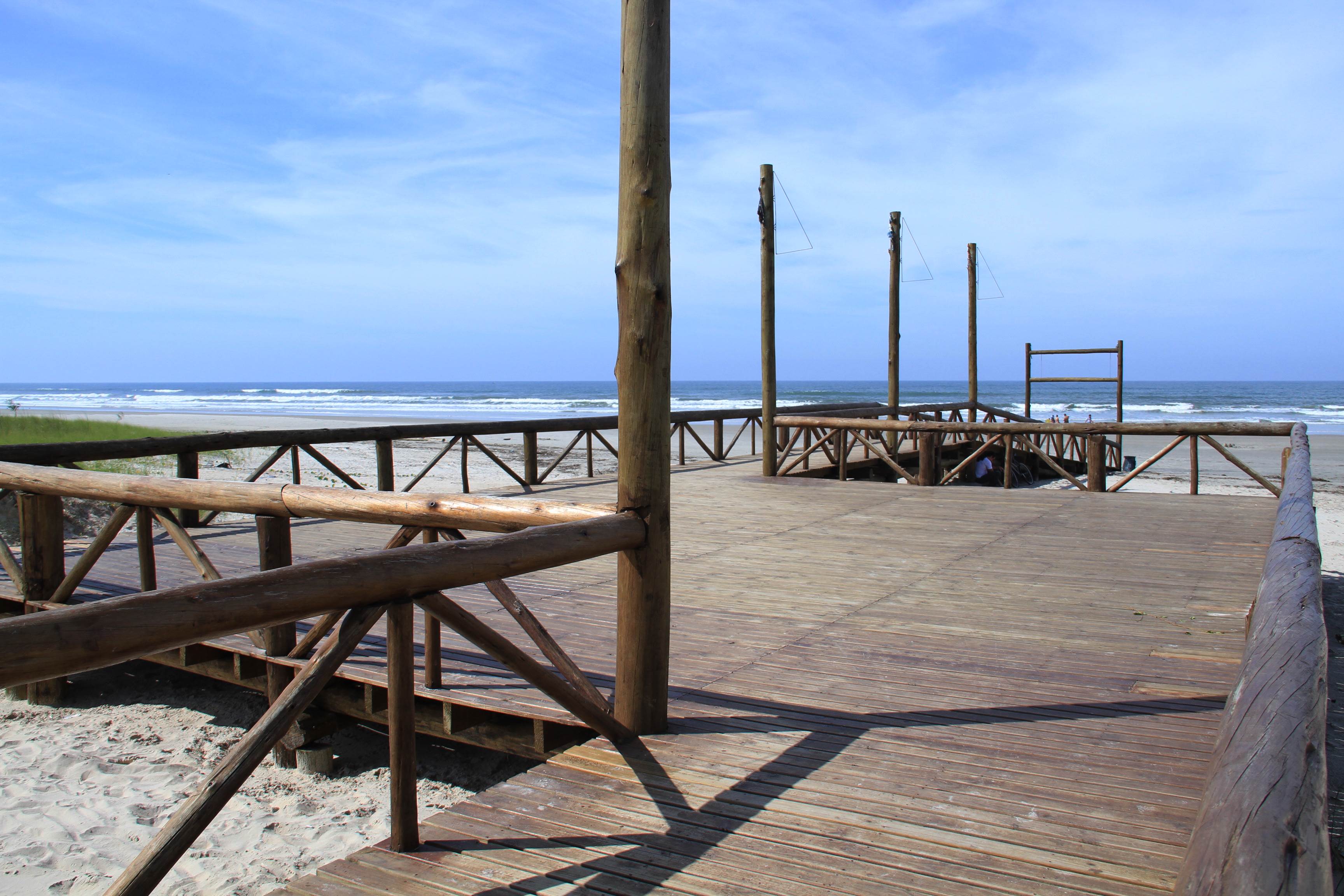 Passarela destruída em Pontal do Paraná é refeita e entregue à população que também deve zelar pelo patrimônio público