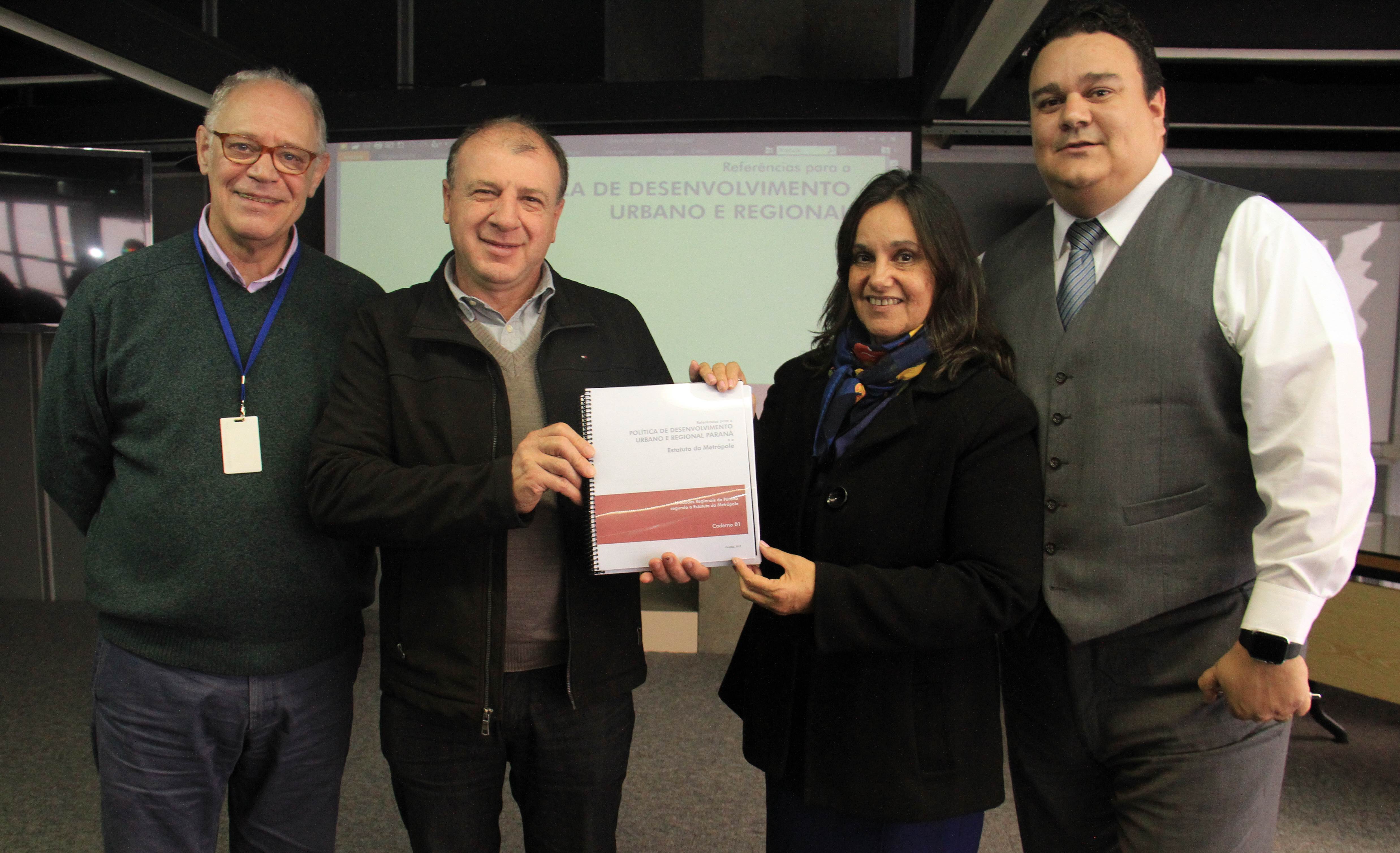 Ortega recebe Cadernos de Referências para a implantação do Estatuto da Metrópole