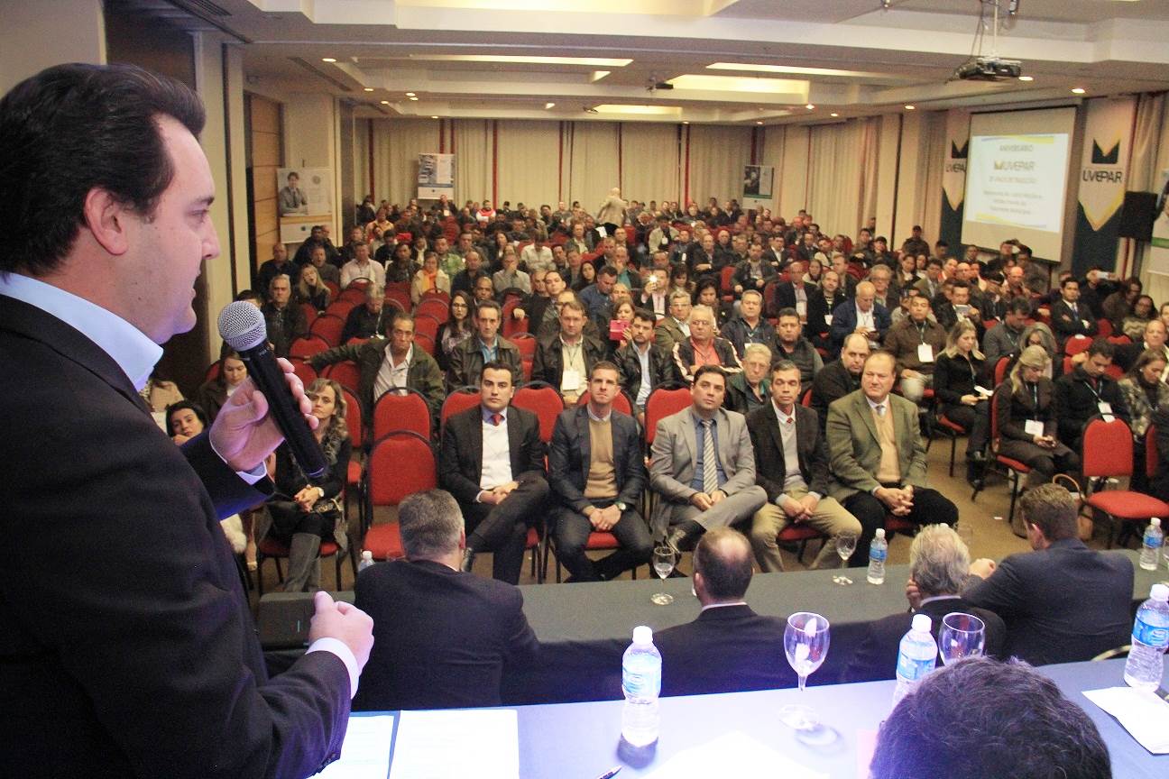 Ratinho Junior pede reforma profunda na vida pública ao falar no Congresso da UVEPAR